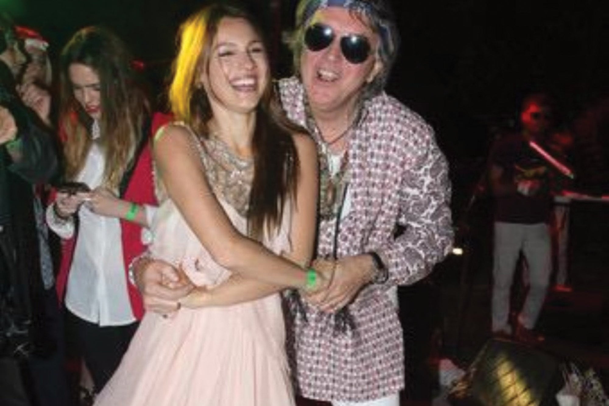 Junto a Pampita, en la fiesta con temática hippie que hizo en su casa de Punta Chica para celebrar sus 60 años