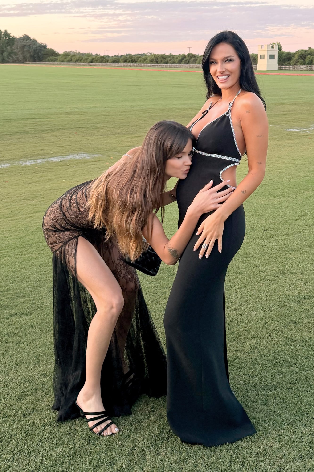 Diana Mónaco le besa la pancita a Oriana Sabatini –con vestido de Giacobbe–, que está embarazada de cuatro meses