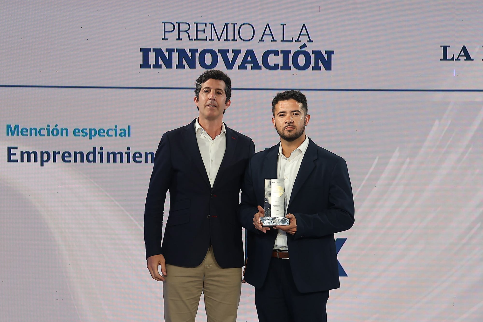Ivan Gauna, de Ethix posa junto a Berges