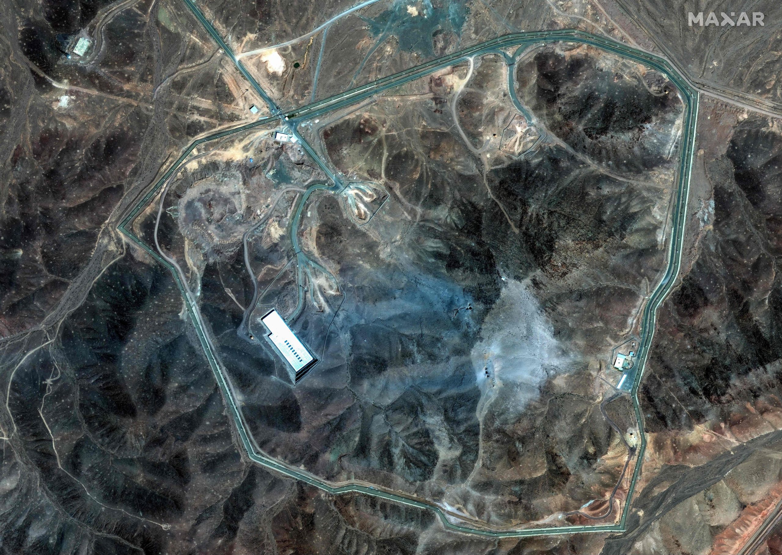 Una foto satelital muestra la destrucción en el sitio nuclear de Fordo tras el bombardeo norteamericano