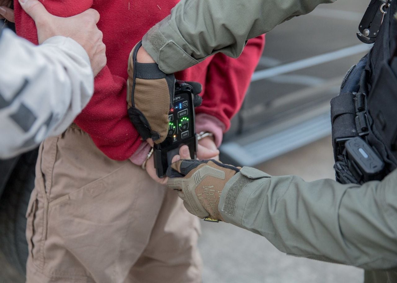 Los congresistas denuncian malas condiciones de los migrantes alojados en el sótano de la Corte