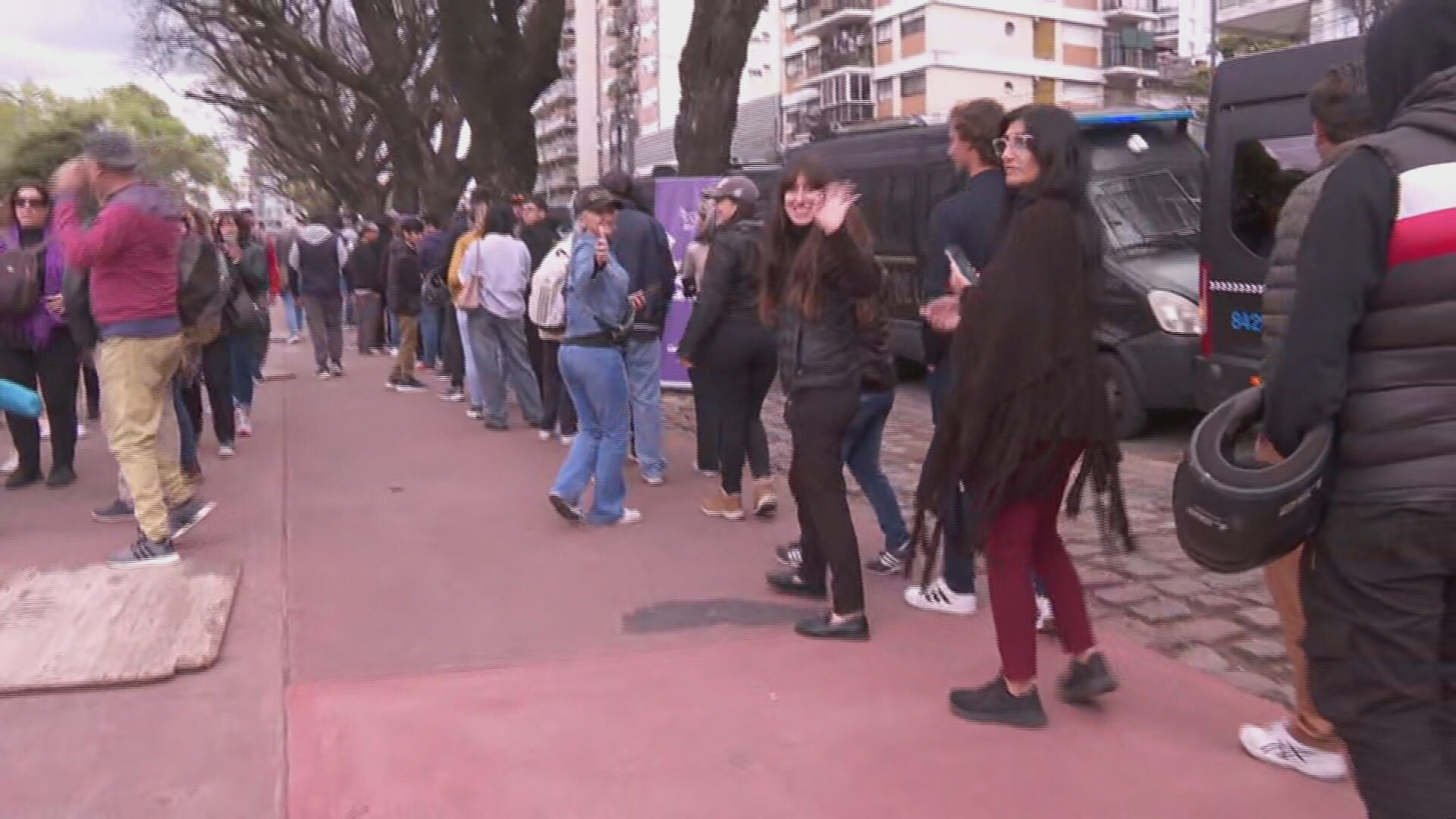 Largas filas para retirar la entrada al Movistar Arena. (Foto: TN)