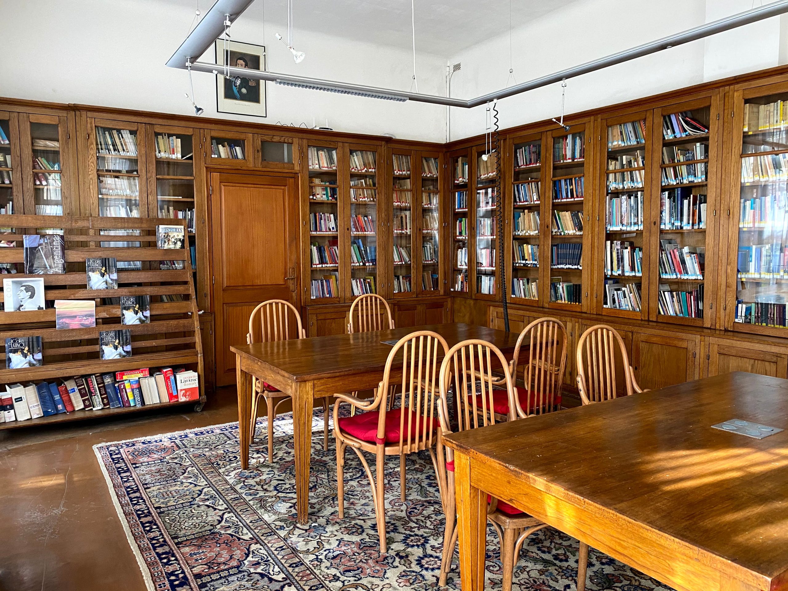 En la biblioteca hay varias primeras ediciones de escritores argentinos que se preservan detrás de paneles de vidrio