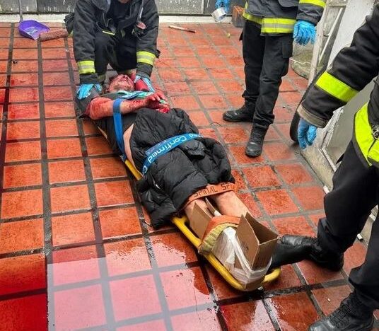 Violenta pelea a cuchillazos en una pensión de La Plata: dos hombres terminaron desfigurados Violenta pelea a cuchillazos en una pensión de La Plata: dos hombres terminaron desfigurados