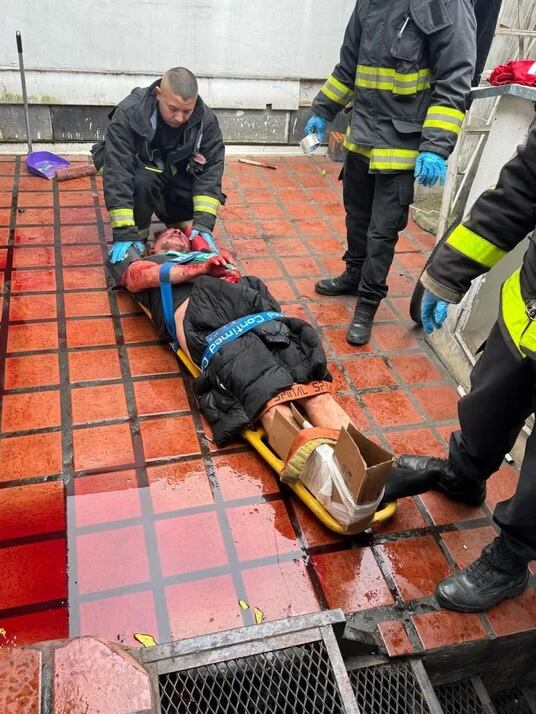 Dos hombres resultaron heridos tras una violenta pelea con cuchillos en una pensión de La Plata. (Foto: NA).