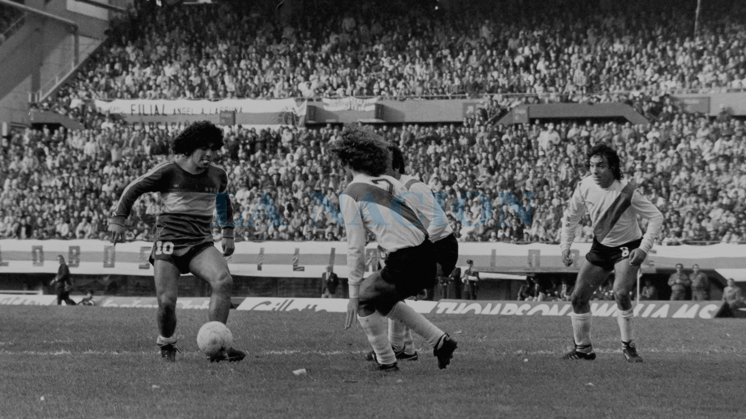 En el Metropolitano de 1981, un joven Diego Maradona encara a Tarantini y a Iervasi 