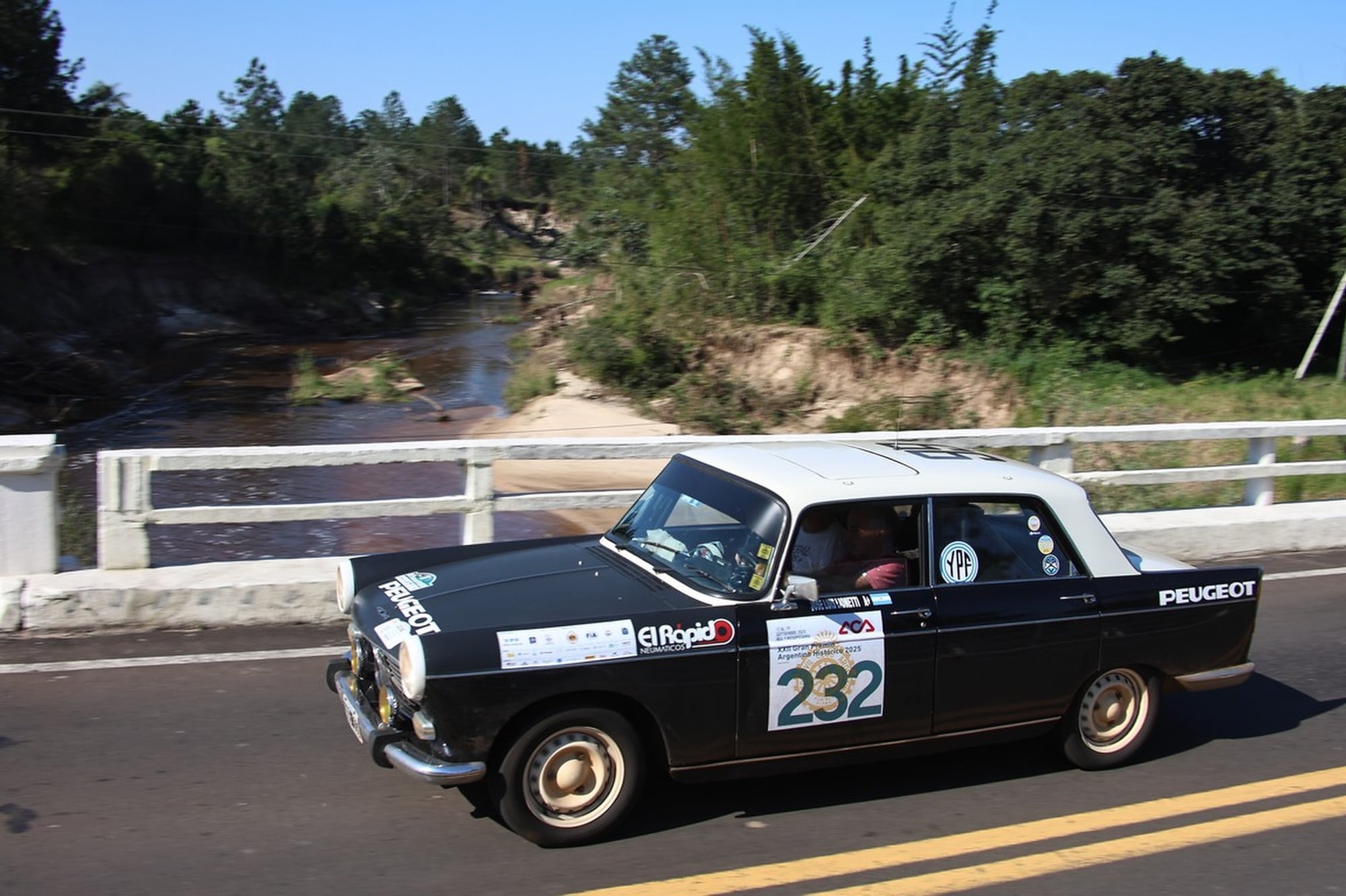 Luis Lionetti y Luis Favuzzi disfrutan su Peugeot 404 y, quizás, el paisaje que provee uno de los tantos arroyos y ríos que cruzan los caminos mesopotámicos.