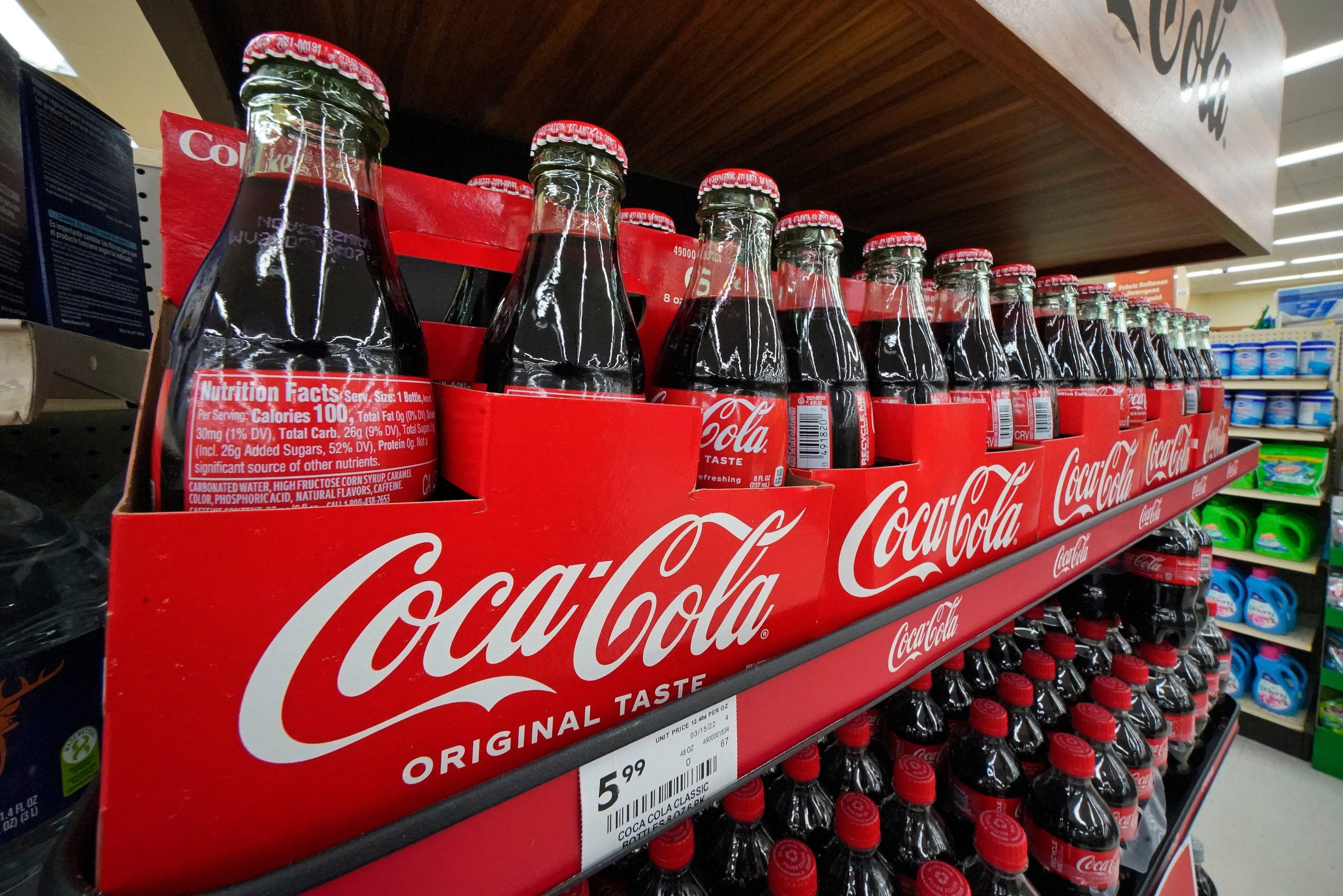 Botellas de Coca-Cola en un supermercado de Uniontown, Pensilvania, el domingo 24 de abril de 2022
