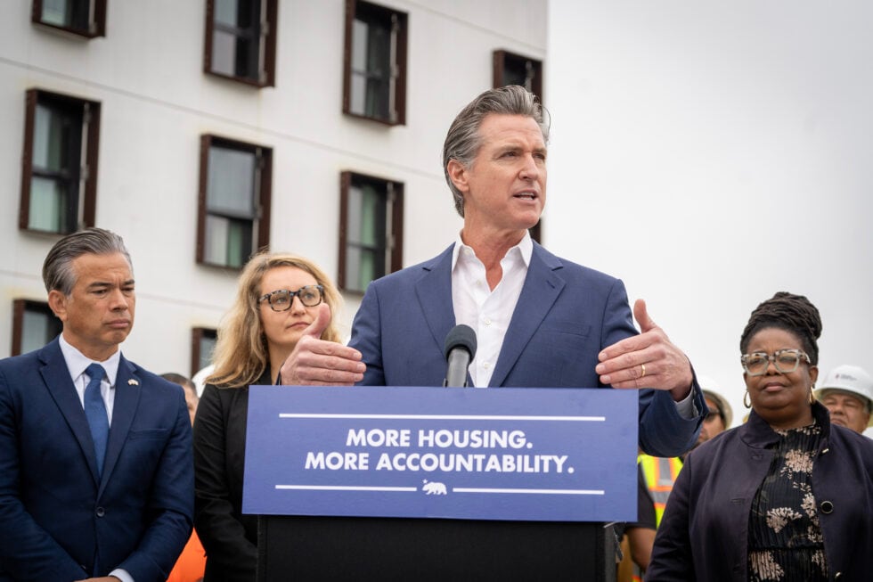 El gobernador Gavin Newsom firmó un paquete de leyes para mejorar las condiciones de inquilinos y propietarios en California