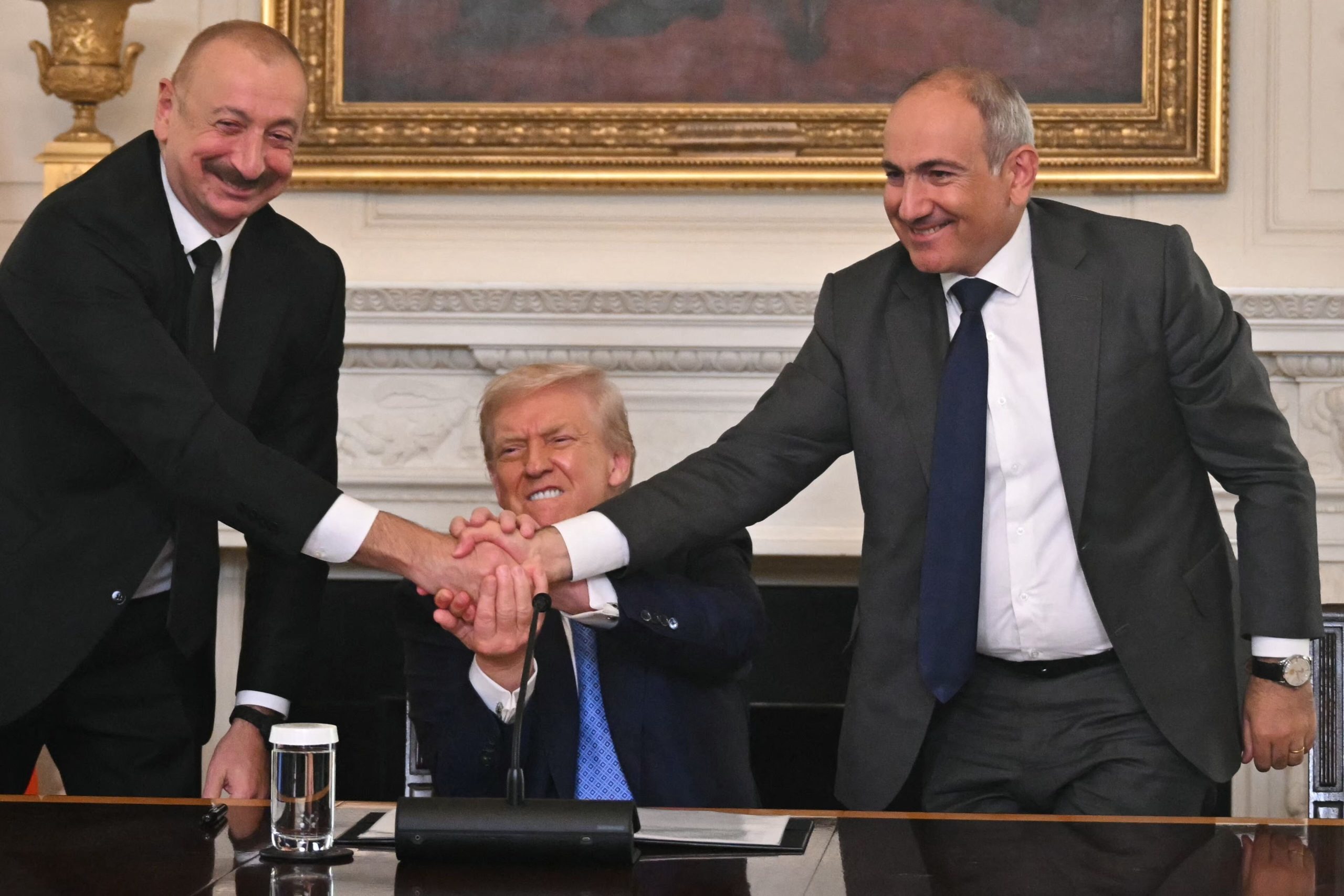 Trump, el presidente de Azerbaiyán, Ilham Aliyev (izquierda), y el primer ministro de Armenia, Nikol Pashinyan, se estrechan la mano en la Casa Blanca