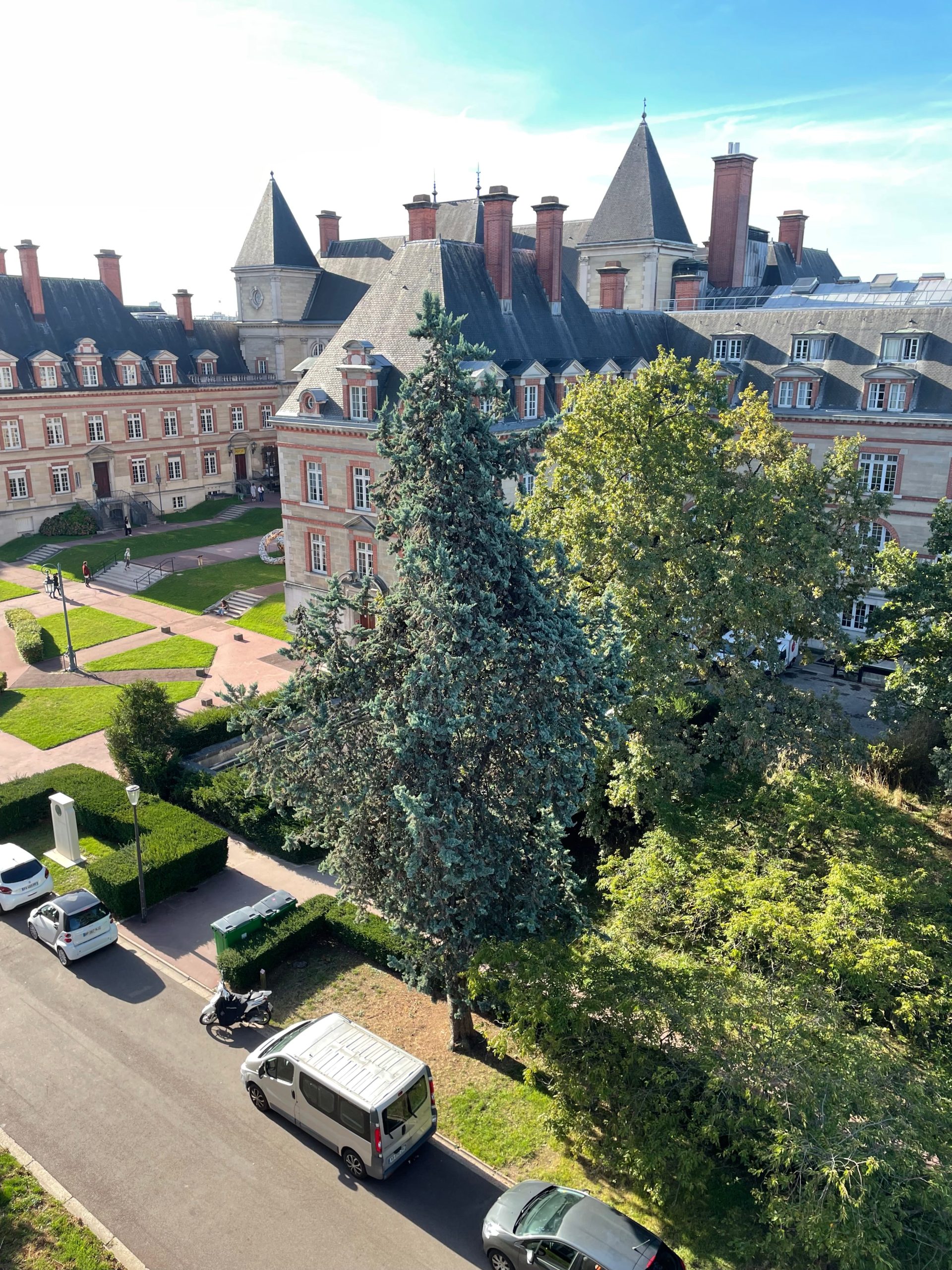 La Casa Argentina es uno de los edificios que componen el campus universitario, un sitio privilegiado para los estudiantes rodeado de espacios verdes