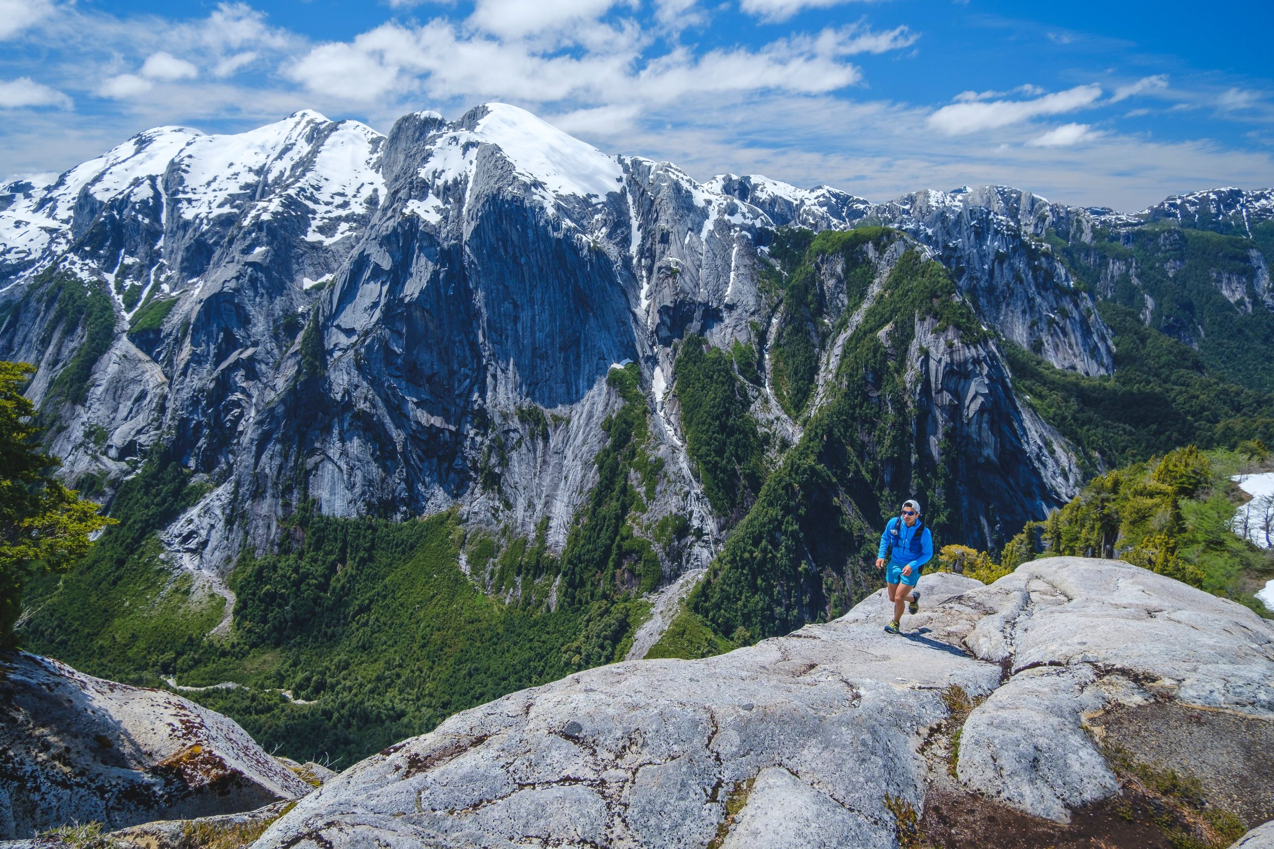 Sus montañas y senderos son ideales para aventureros y deportistas