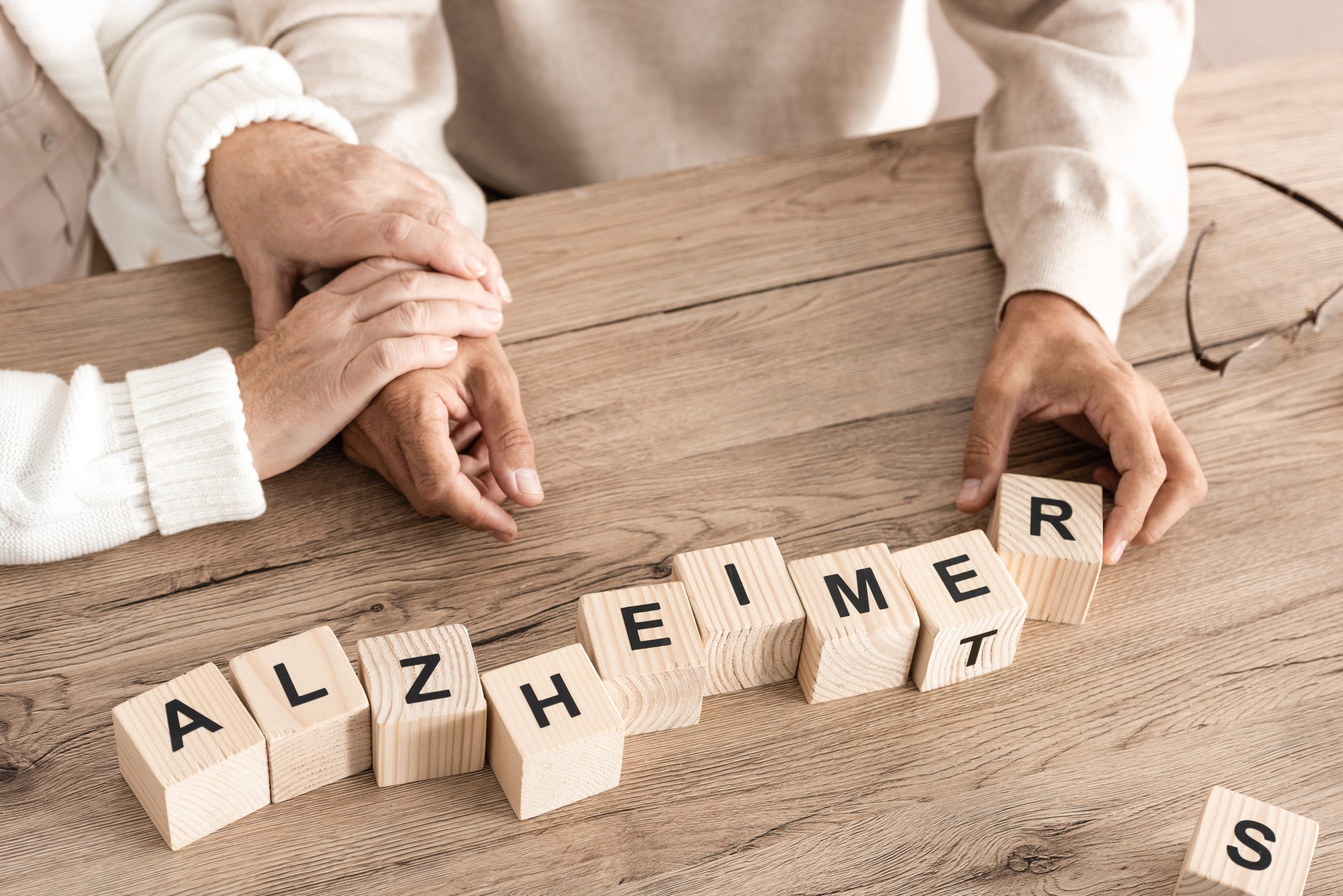 El acompañamiento familiar y comunitario es clave en el cuidado de las personas con alzhéimer. (Foto: Adobe Stock)