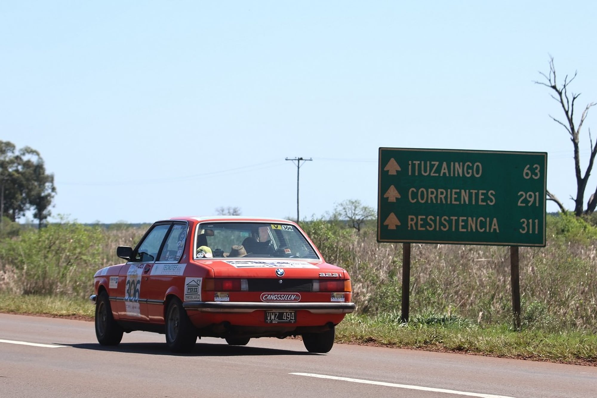 Allá va, rumbo al norte: el BMW 323 I de 1981 de Oscar Pérez y María Ester Elldid, con el clásico color naranja del modelo alemán, anda de paseo competitivo por el país.