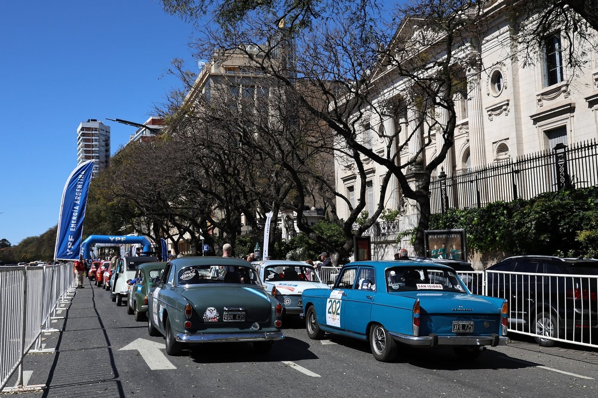 La vidriera de los guerreros antes de la batalla contra las exigencias del camino y el clima: los vehículos esperan su momento para subir a la rampa de partida absoluta, a la altura del palacio Errázuriz, en Palermo.