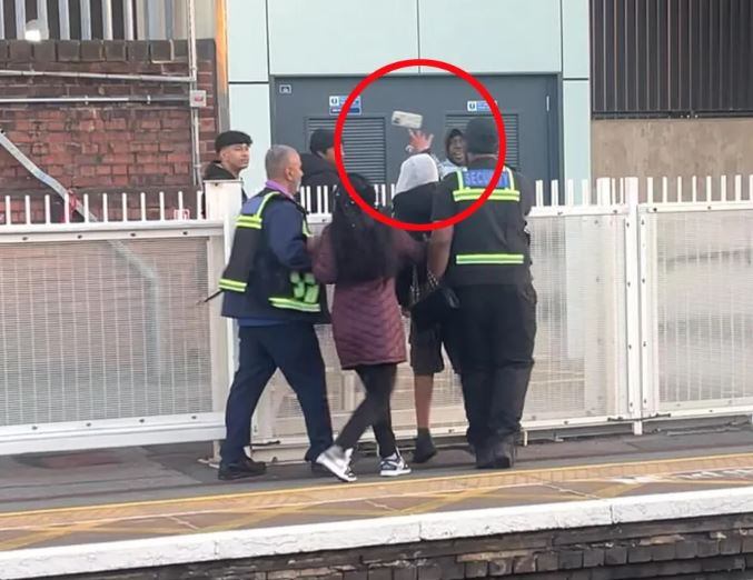 Uno de los ladrones arrojó el teléfono por encima de una reja. (Foto: The Sun).