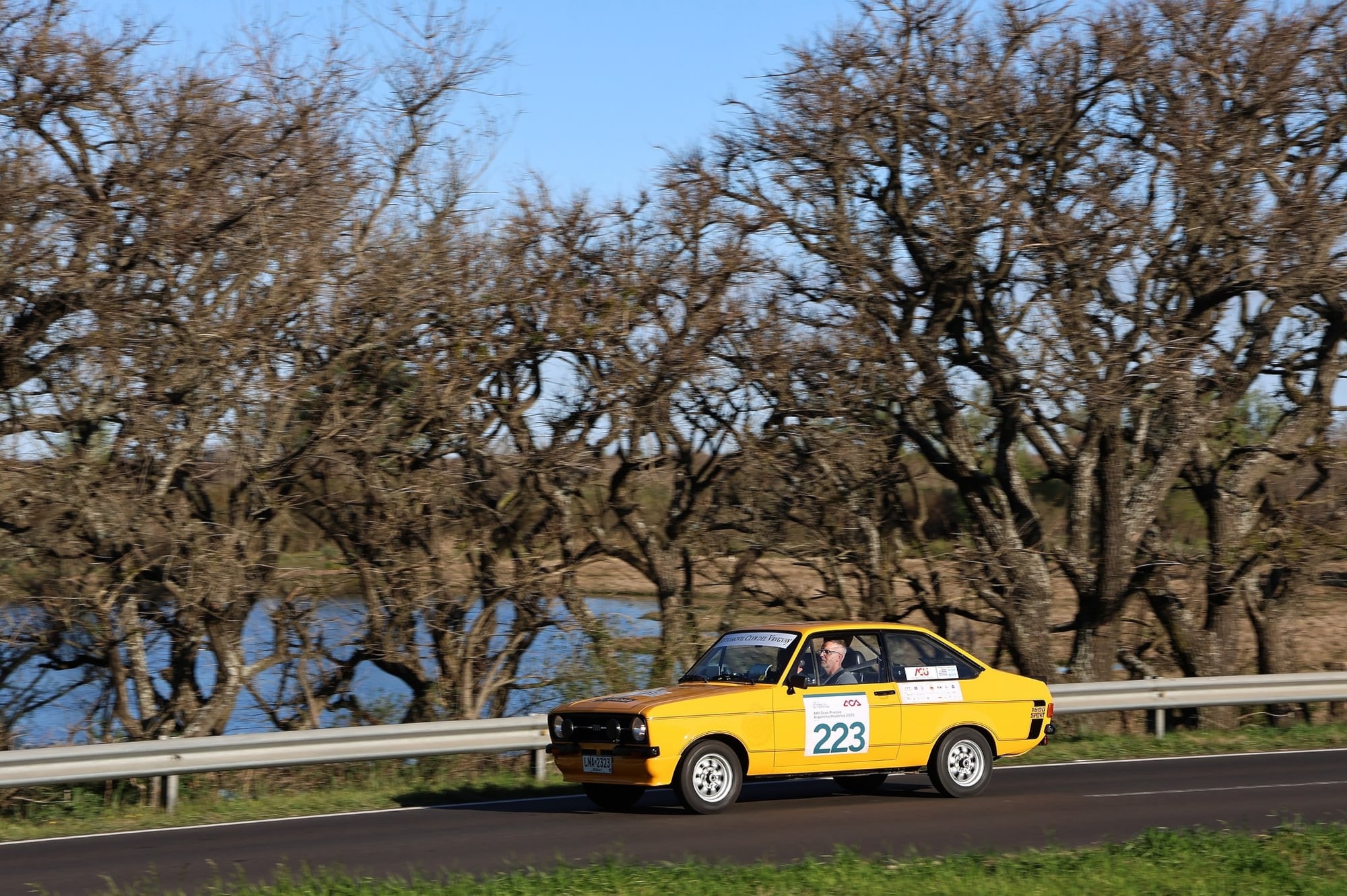 El agua acompañó gran parte del trayecto de unos 3300 kilómetros a lo largo de siete distritos argentinos; el Ford Escort de Diego y Andrés Urrutia fue uno de los 14 representantes de Uruguay, vecino más cercano que nunca en el GPAH.