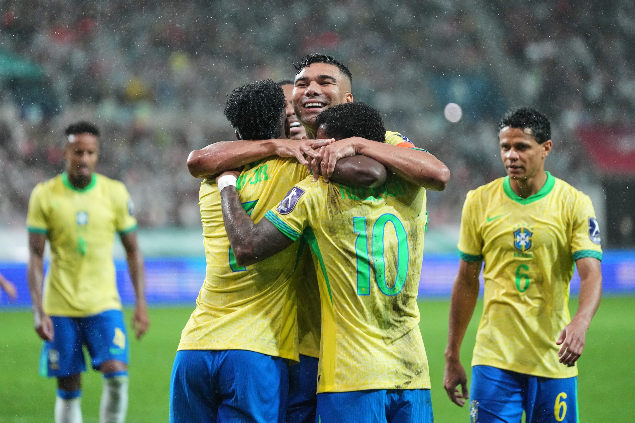 Los jugadores brasileños felicitan a Rodryigo tras su segundo gol en el 5-0 de Brasil a Corea del Sur en un amistoso disputado este viernes en Seúl