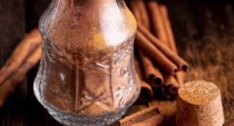 El ritual ancestral con canela en el baño para atraer la prosperidad y limpiar las energías negativas
