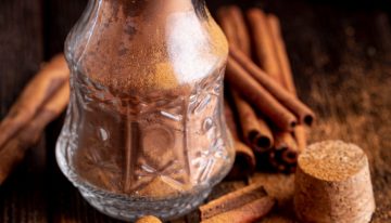 El ritual ancestral con canela en el baño para atraer la prosperidad y limpiar las energías negativas