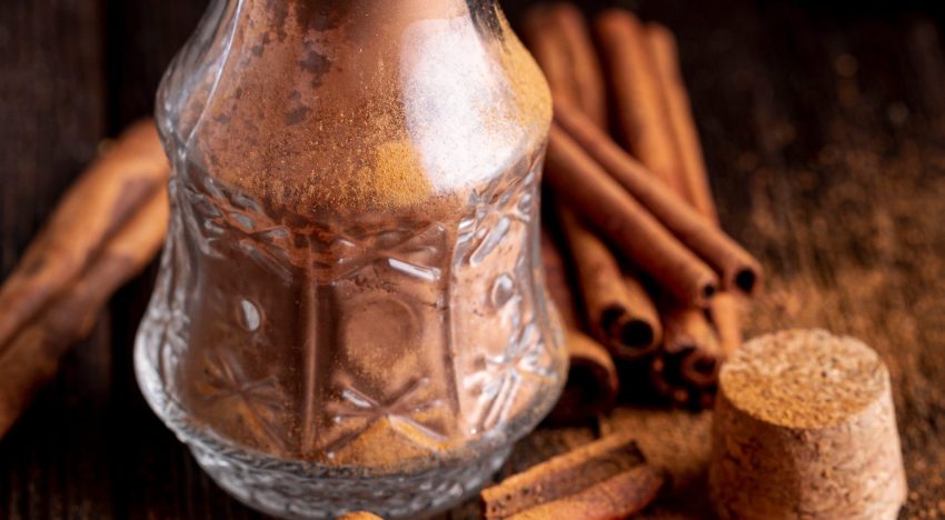 El ritual ancestral con canela en el baño para atraer la prosperidad y limpiar las energías negativas