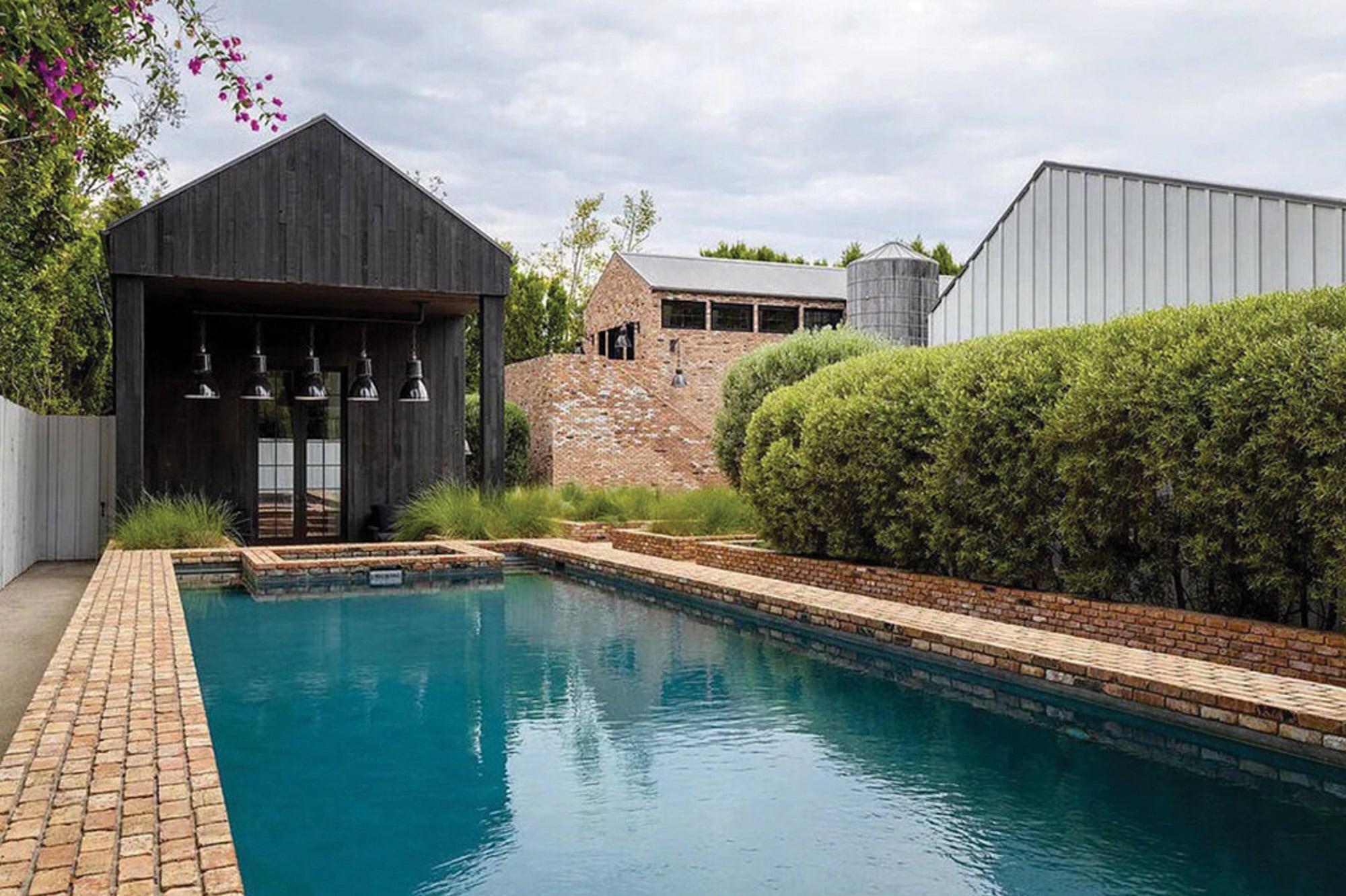La pileta, otra de las joyas de la casa emplazada en un terreno de 2,6 hectáreas. En marzo de este año y quizá debido al abrupto deterioro de su salud, Keaton la puso en venta por 29 millones de dólares, según datos de la inmobiliaria Realtor