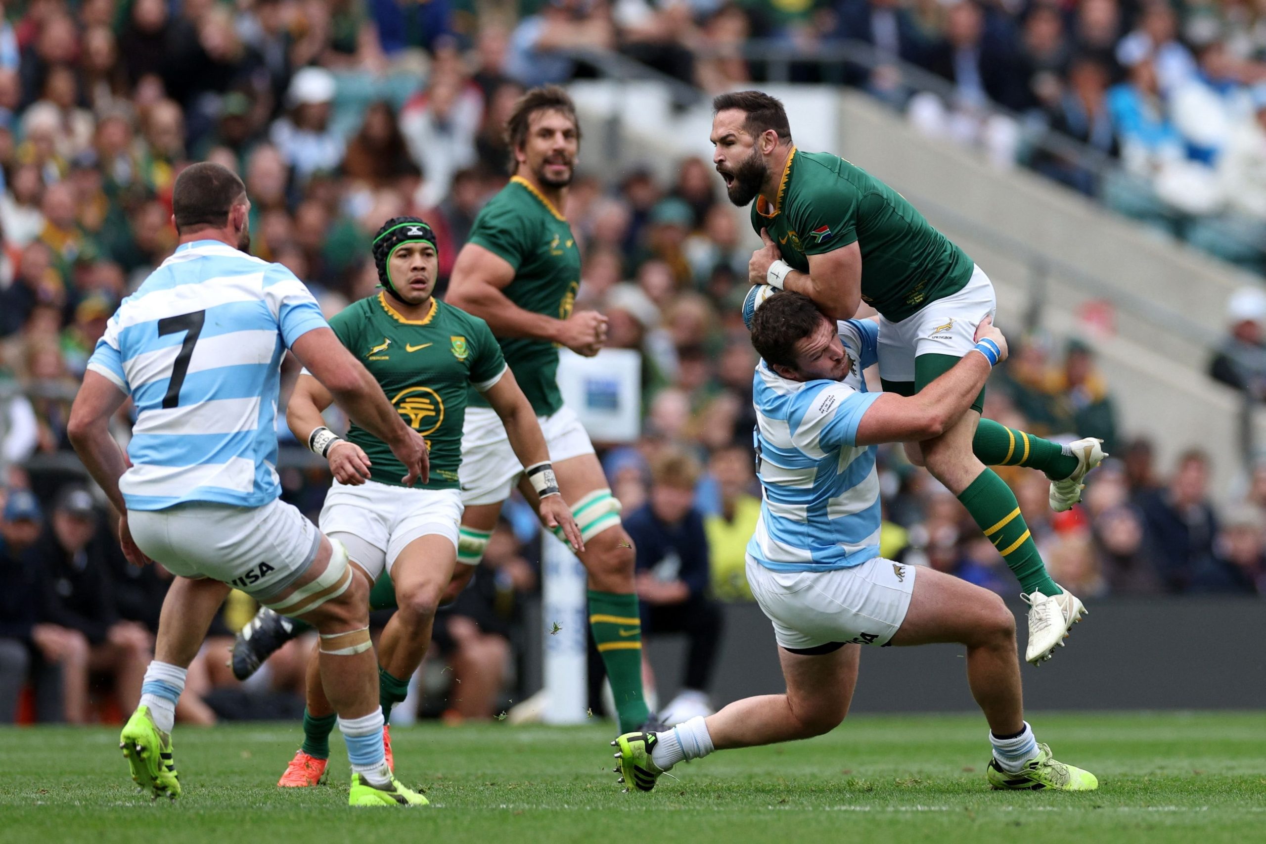 Cobus Reinach gana la pelota para Sudáfrica