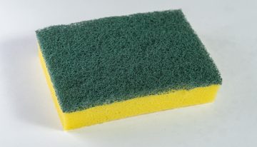 Hervir esponjas de cocina en agua: para qué sirve y por qué hay que hacerlo cada semana