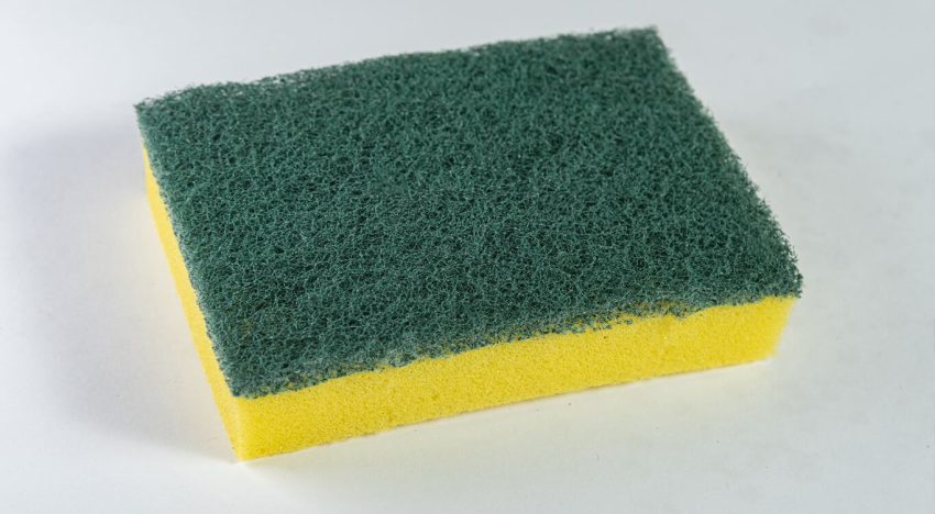 Hervir esponjas de cocina en agua: para qué sirve y por qué hay que hacerlo cada semana