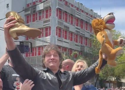 Javier Milei ayer en Corrientes, con un zapato con tobillera y un león