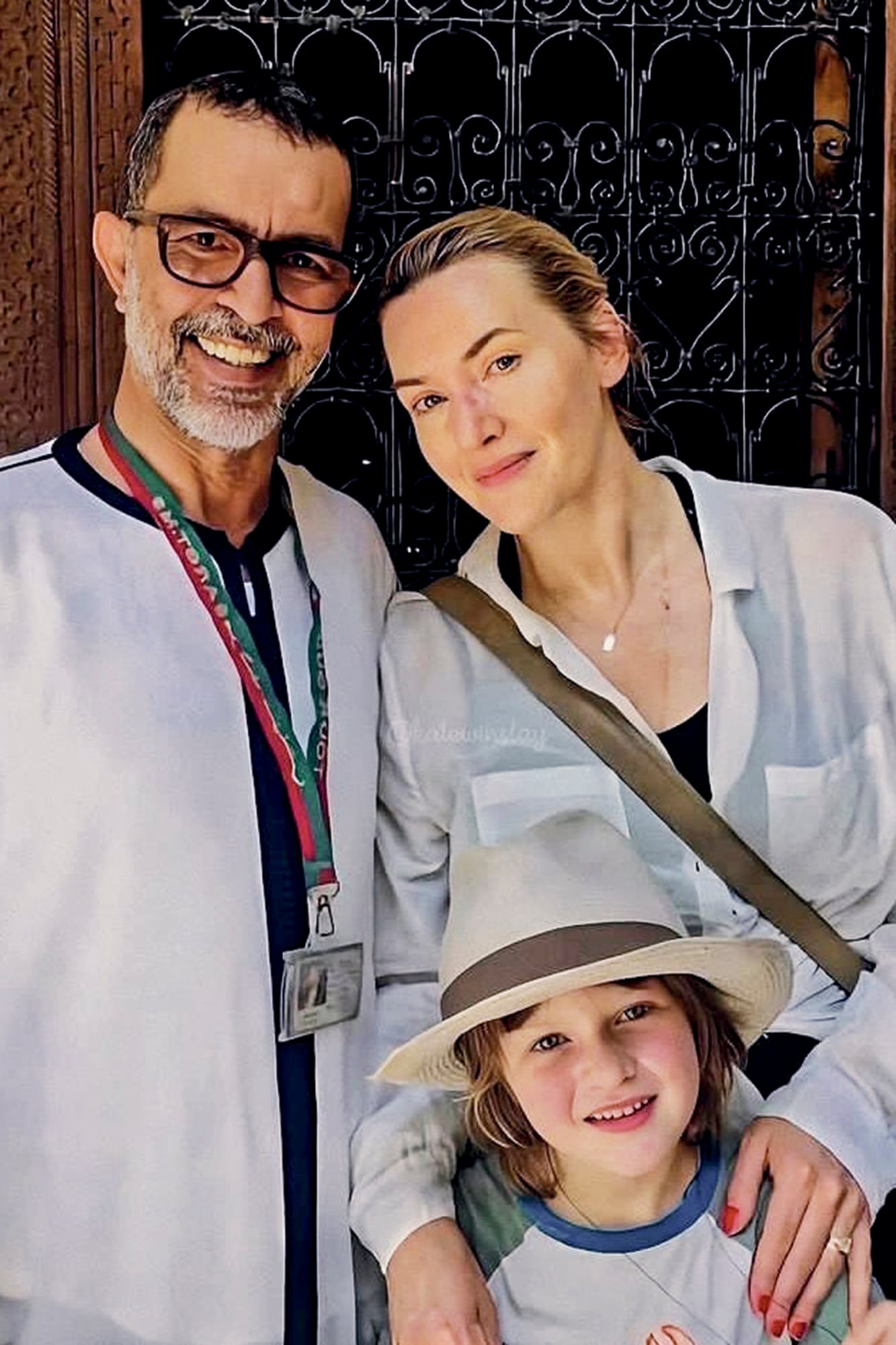 Junto a su hijo menor Bear en Marrakech y un guía turístico