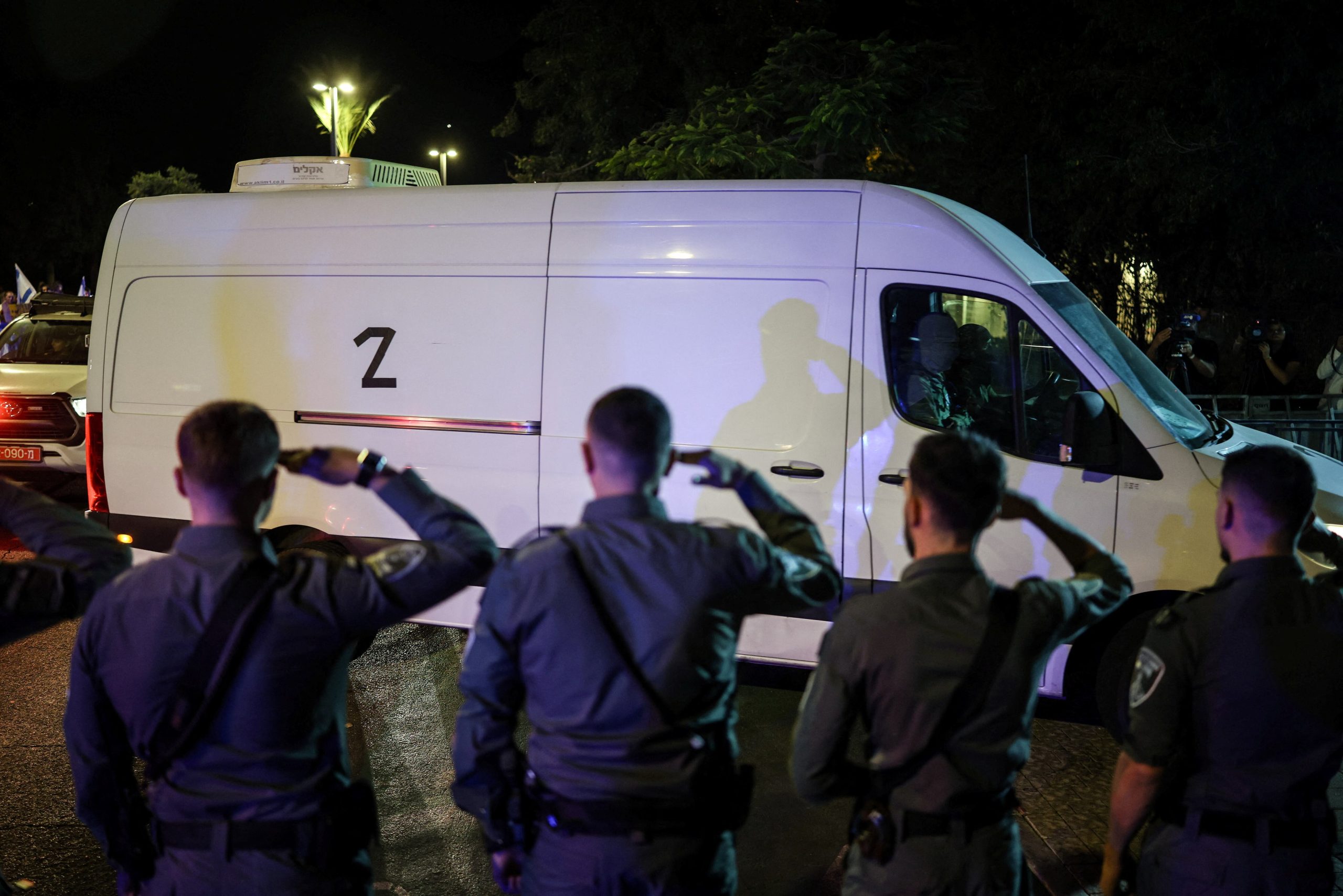 Policías israelíes saludan los vehículos que transportan los cuerpos de cuatro rehenes muertos. (Foto: REUTERS/Itai Ron).