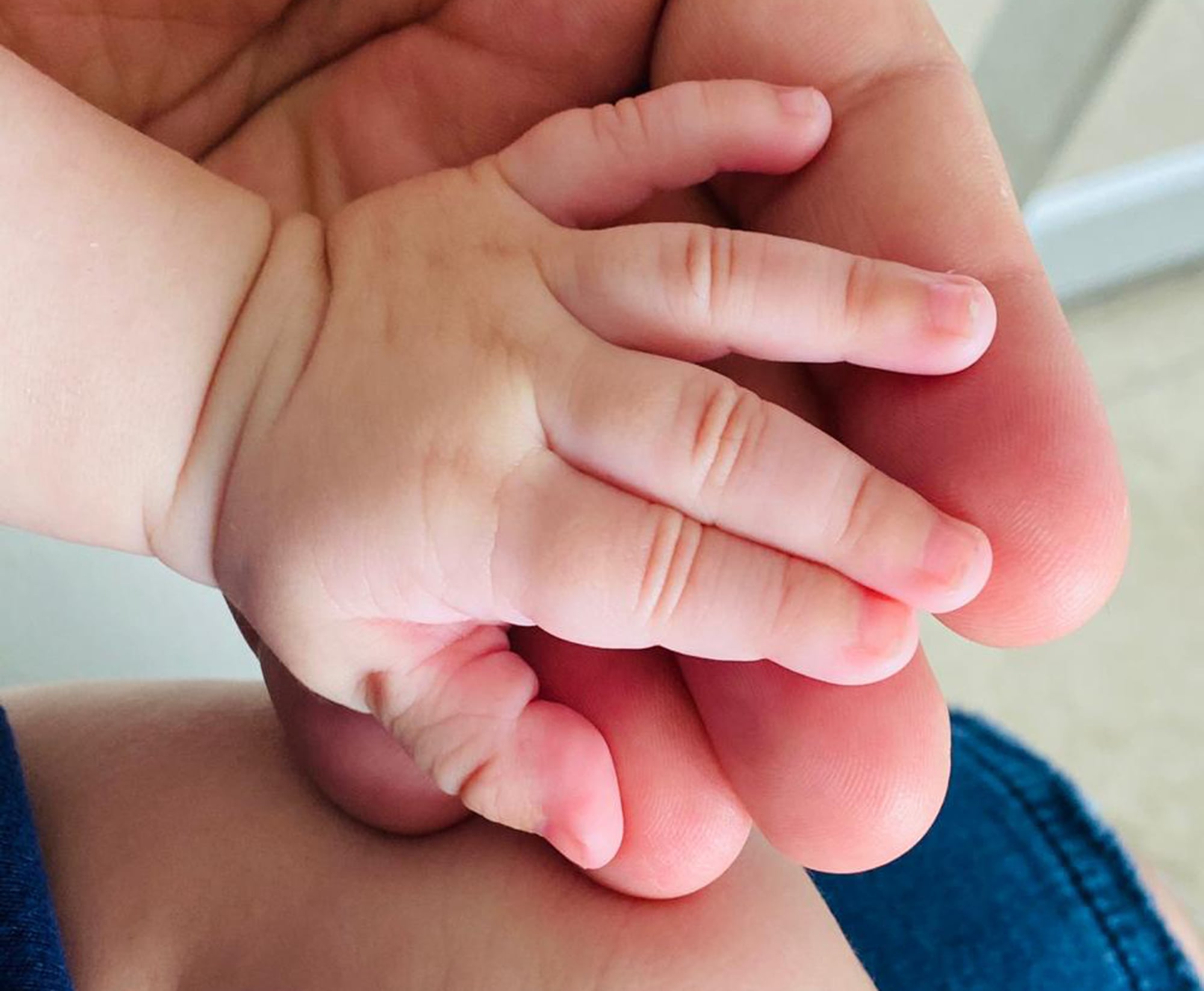 Diego Topa, feliz con su hija en brazos