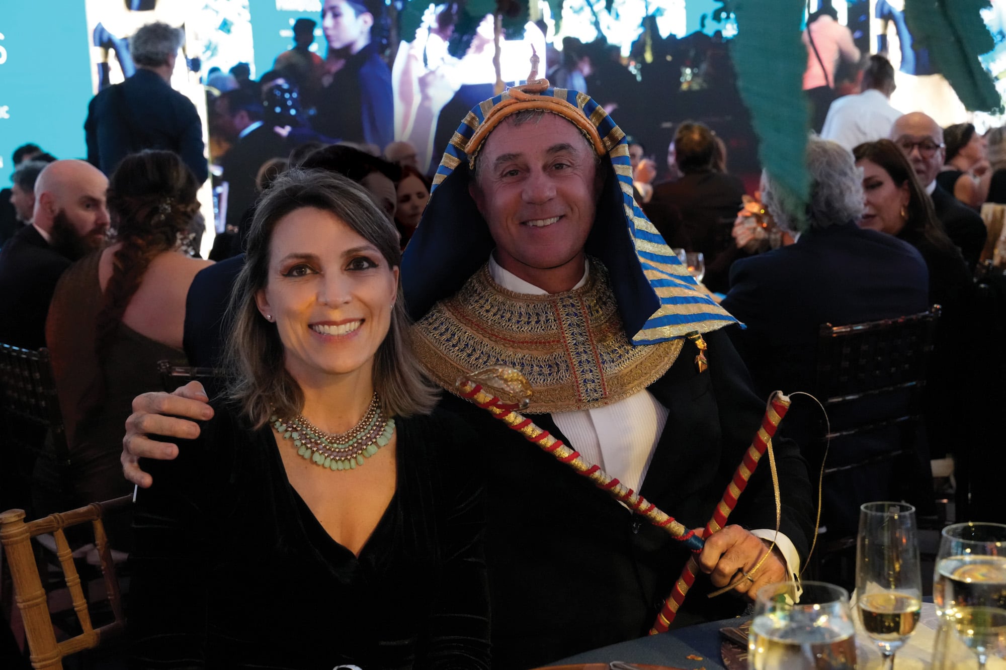La ex presidenta de Aerolíneas Argentinas, Isela Costantini, con su marido Fernando Cinalli, quien lució neme, corona y cetro, elementos que representaban poder en los faraones 