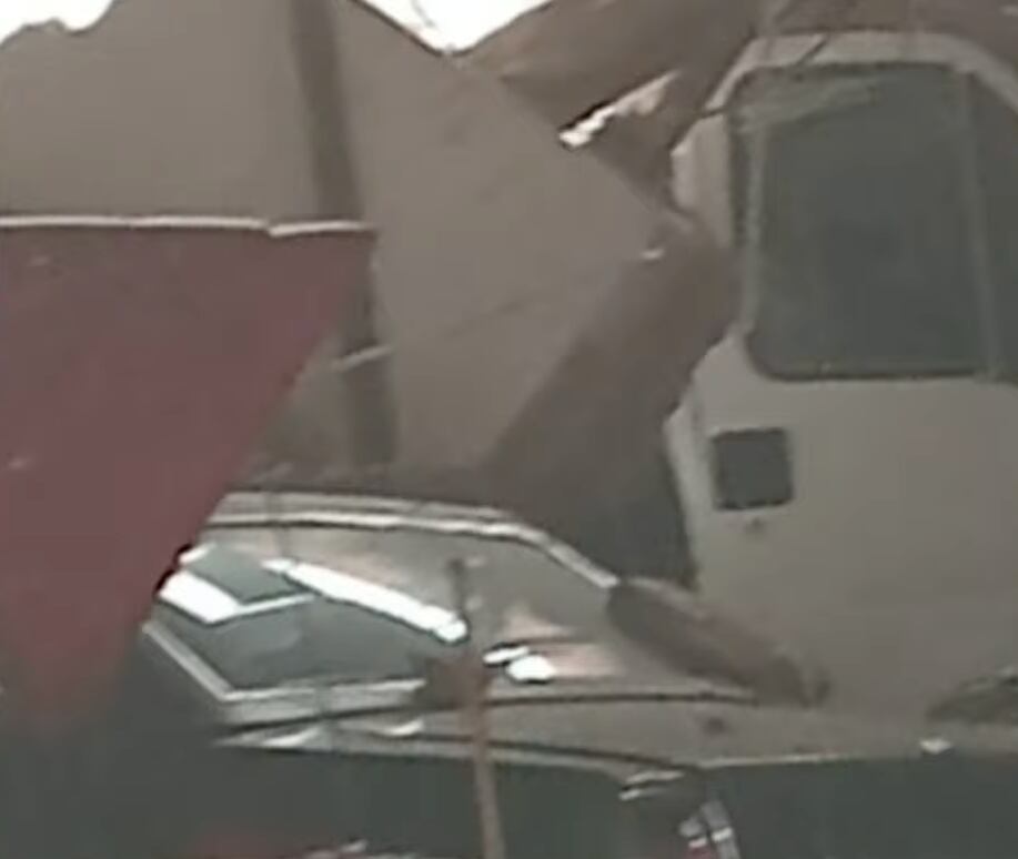 Escombros sobre uno de los autos del taller mecánico del edificio derrumbado en Villa Maipú