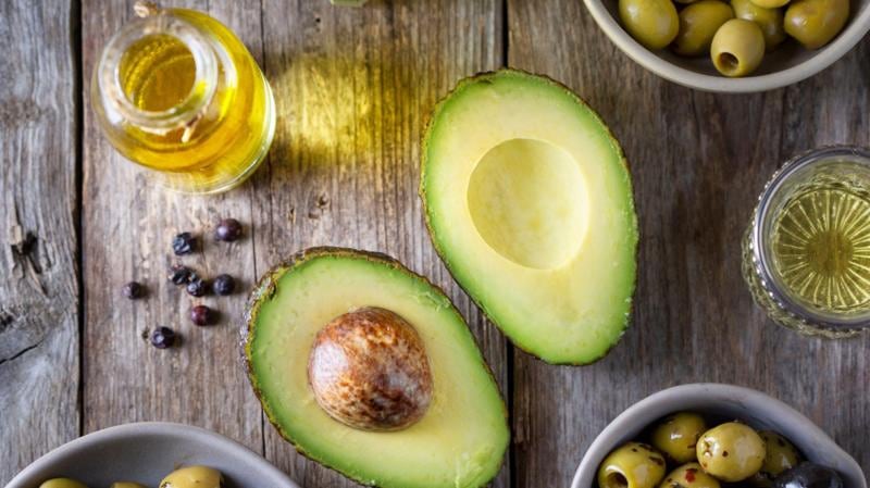 Una palta de peso medio aporta el 33% de las ingestas recomendadas de vitamina B6 para un hombre de 20 a 39 años con actividad física moderada y un 38% en el caso de la mujer