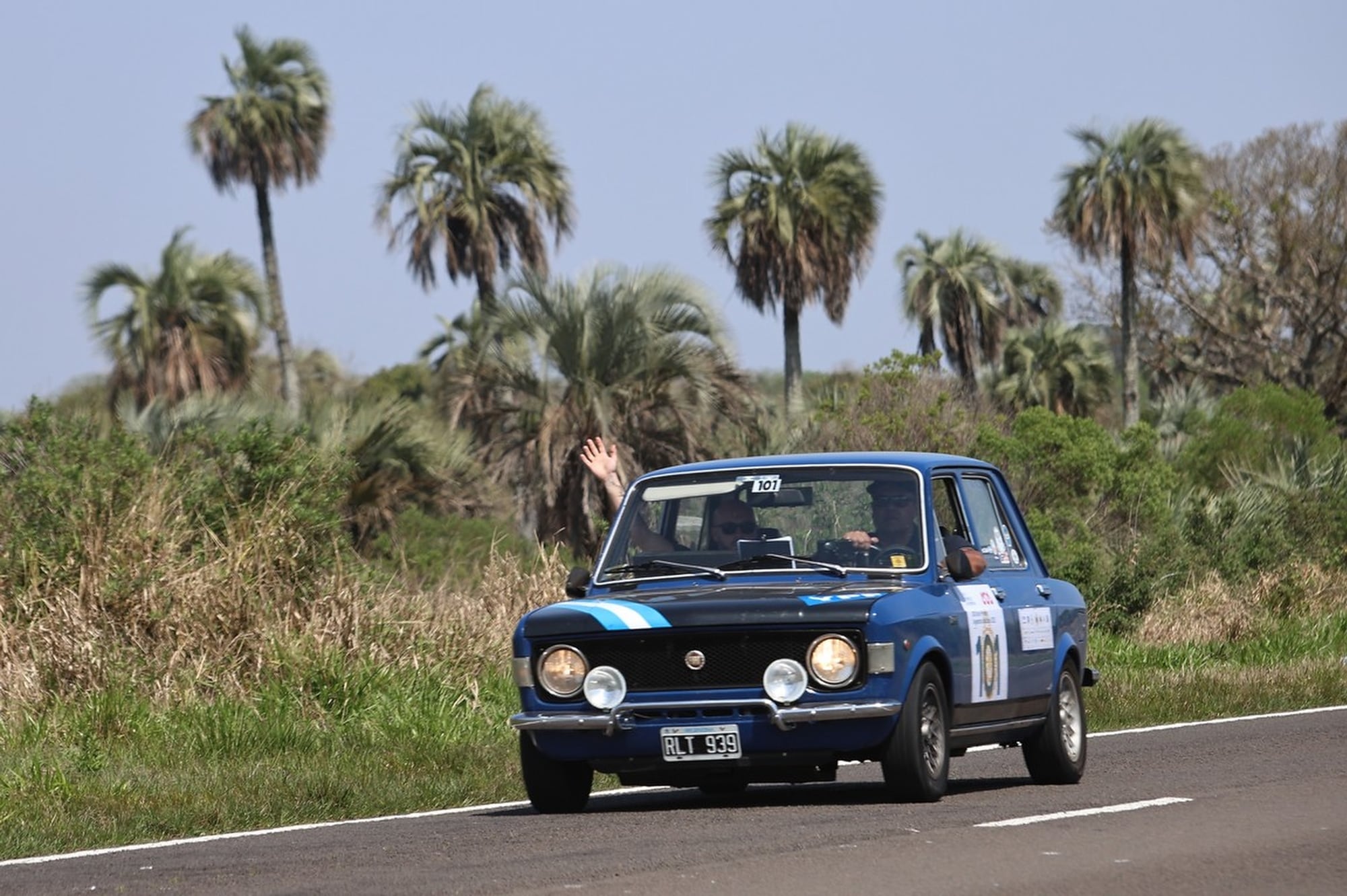 El FIAT 128 de Andrés Castelli y Julián Quatrocchi fue puntero de la clasificación general hasta el penúltimo día; las palmeras entrerrianas son escenografía de la primera etapa.