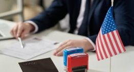 Le revocaron la visa por tener fotos desnuda en su celular: ¿es legal que revisen el dispositivo?