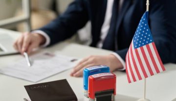 Le revocaron la visa por tener fotos desnuda en su celular: ¿es legal que revisen el dispositivo?