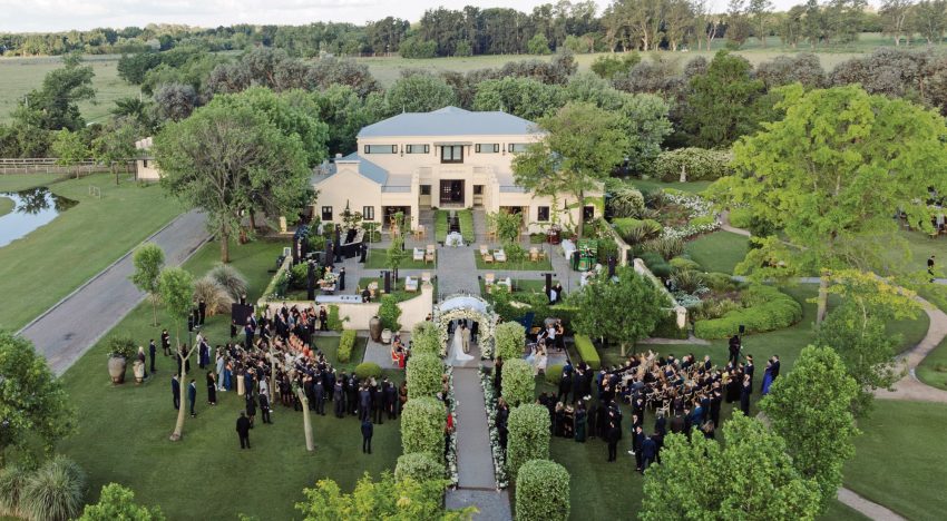 Entramos a la fiesta. Las fotos, los detalles más llamativos y los invitados a la boda de Diego Schwartzman y Eugenia de Martino Entramos a la fiesta. Las fotos, los detalles más llamativos y los invitados a la boda de Diego Schwartzman y Eugenia de Martino