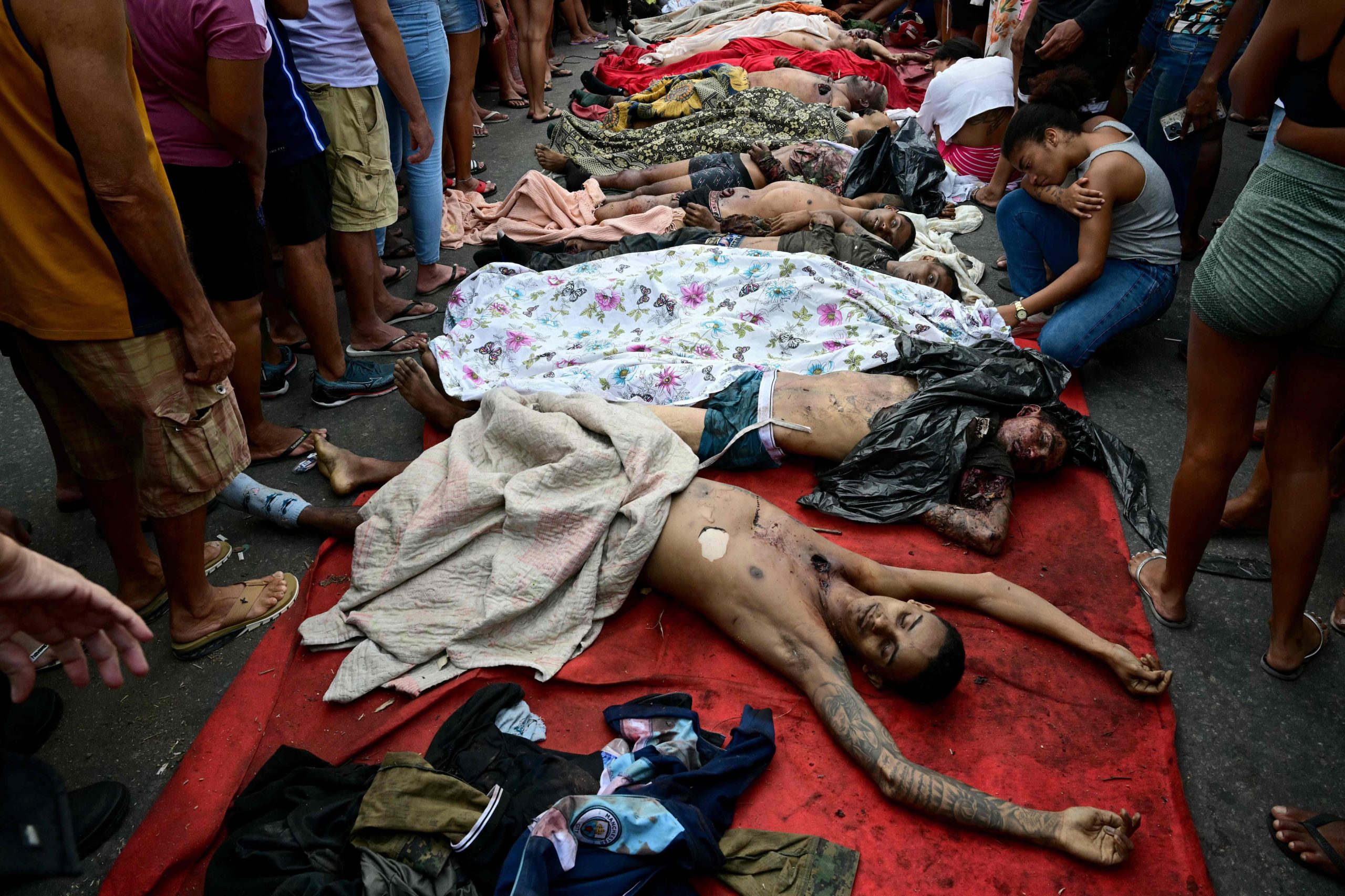 Personas alinean cadáveres en la plaza São Lucas de la favela Vila Cruzeiro, en el complejo Penha de Río de Janeiro, Brasil, el 29 de octubre de 2025