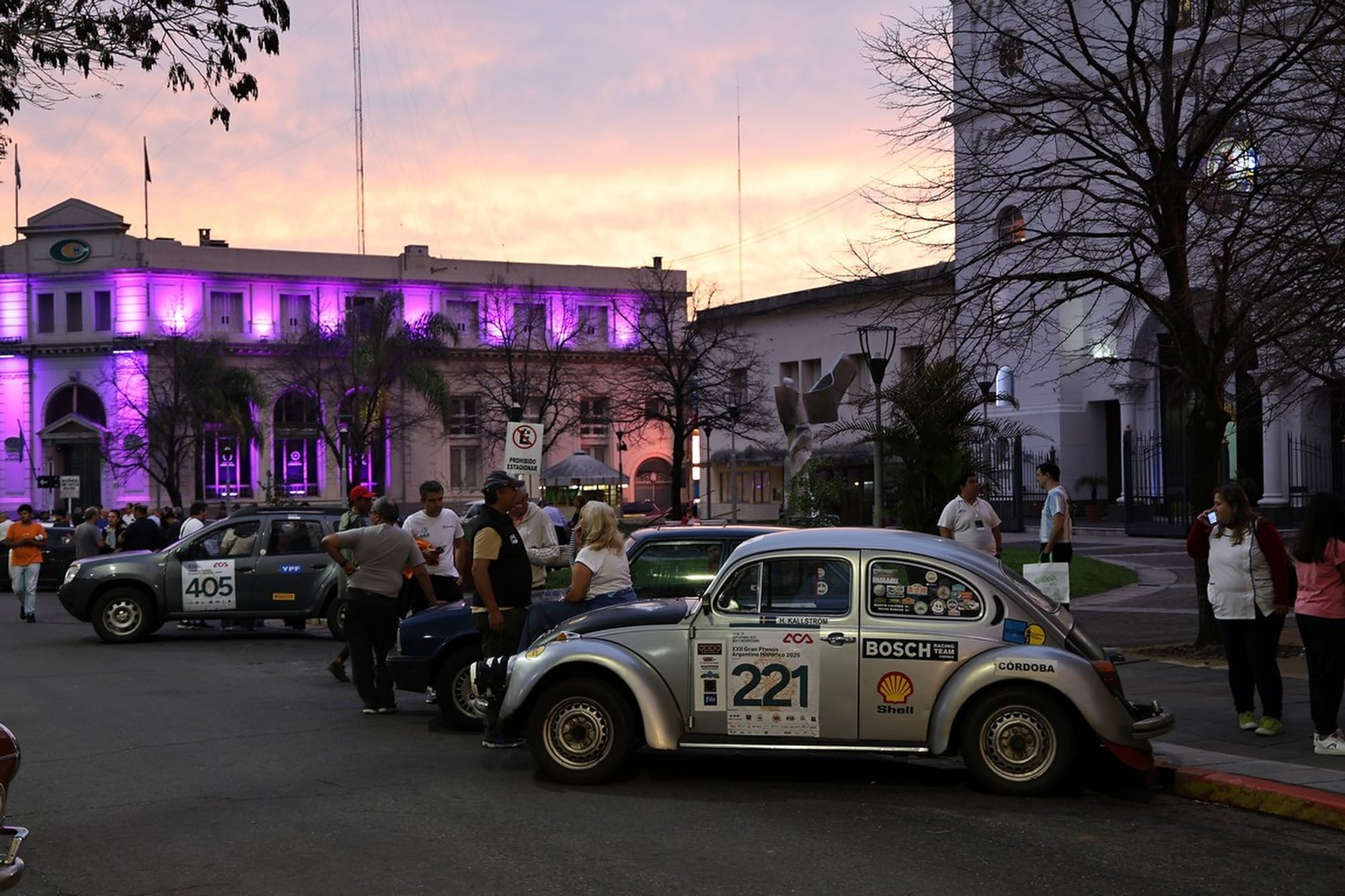 Las máquinas reposan alrededor de la plaza central de Concordia, delante de la catedral; el VW Fusca de 1980 de Martín Cáceres y Silvia Alejandra Burgos pasó padecimientos, pero soportó toda la vuelta por la Mesopotamia.