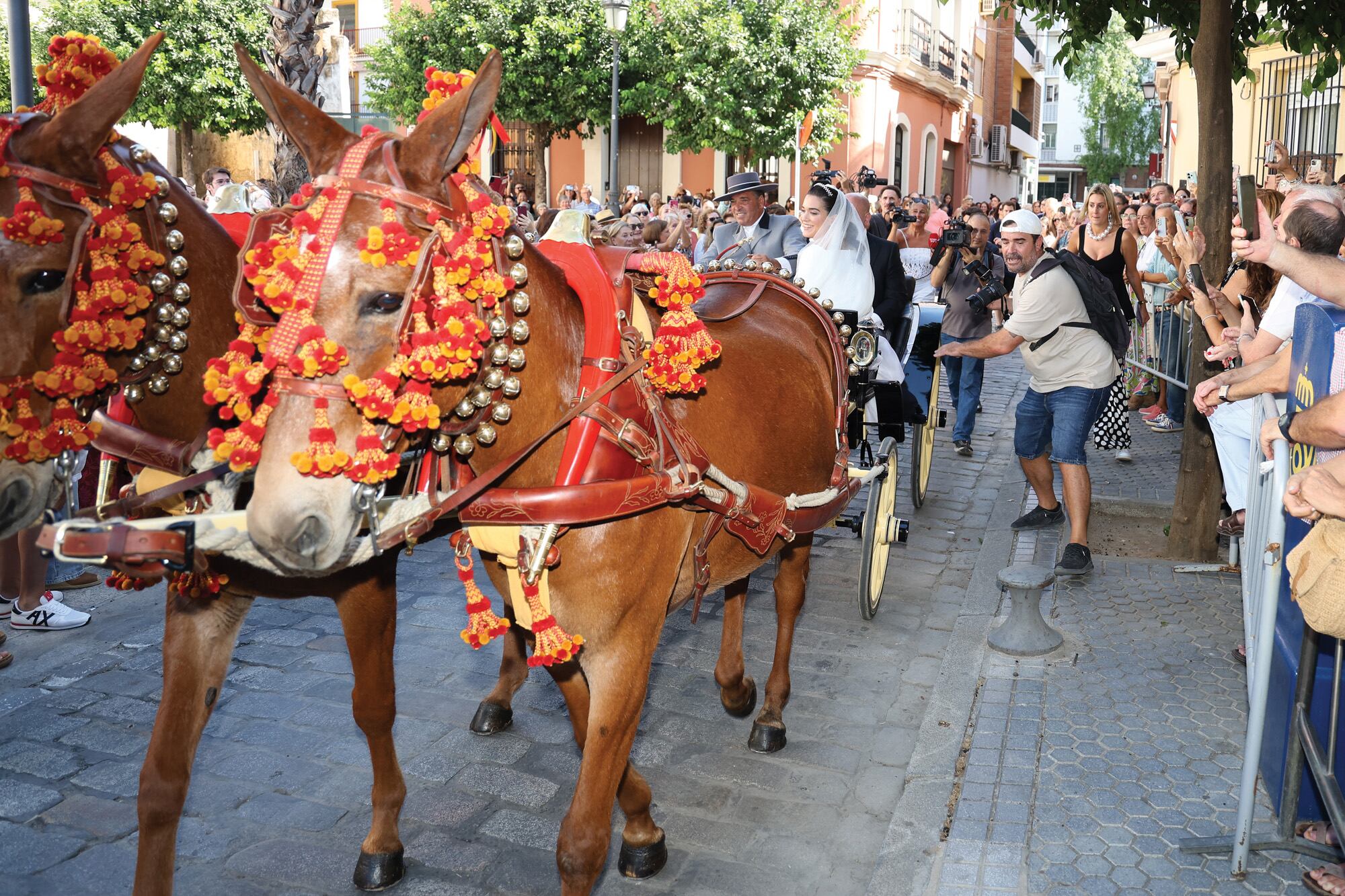 La novia había llegado a la iglesia junto con su padre en un carruaje de Sevilla tirado por caballos llamado La Duquesita. Al finalizar la ceremonia, los recién casados partieron juntos en ese mismo vehículo