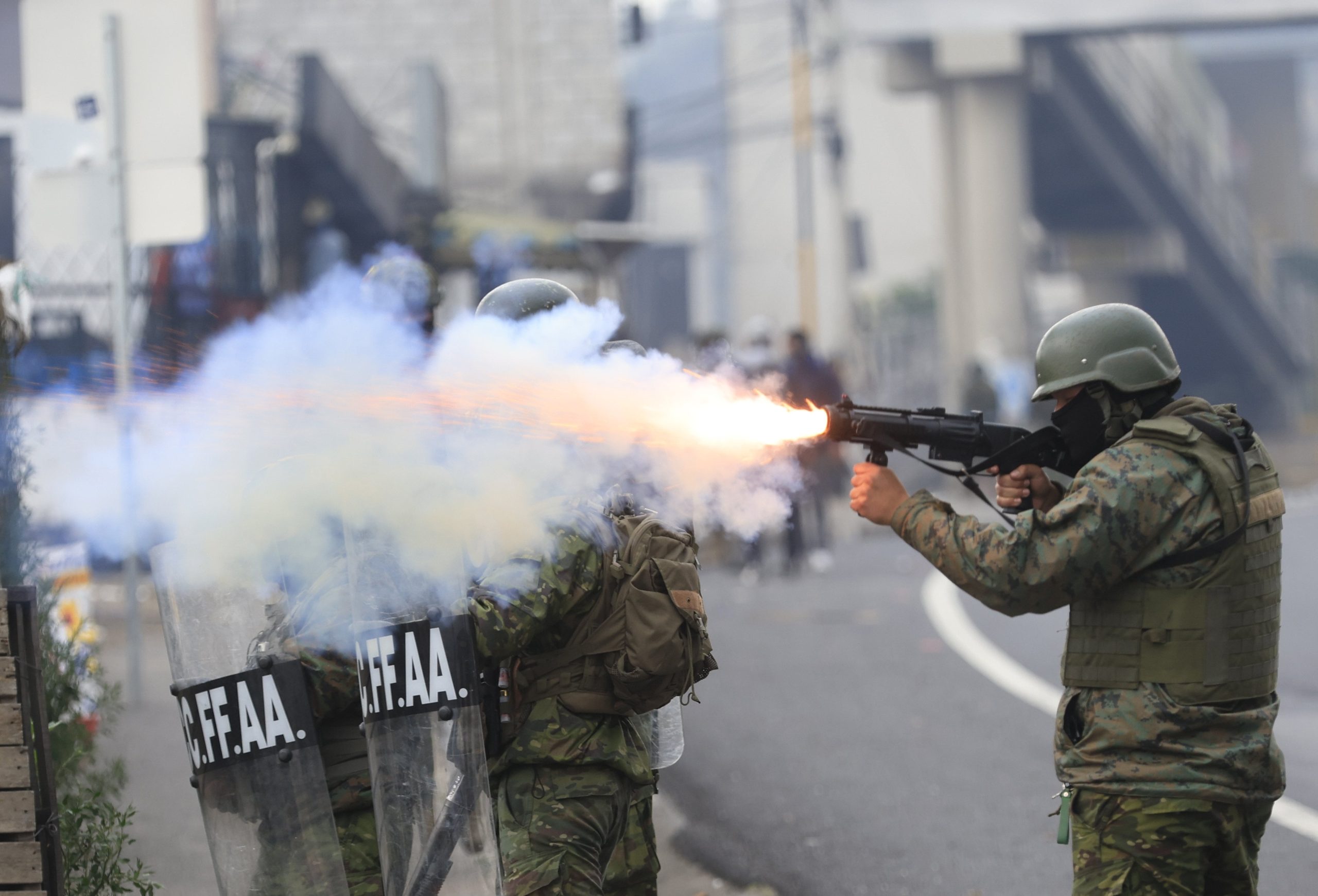 Fuerzas de seguridad enfrentan a manifestantes en un bloqueo en San Miguel del Común, a las afueras de Quito