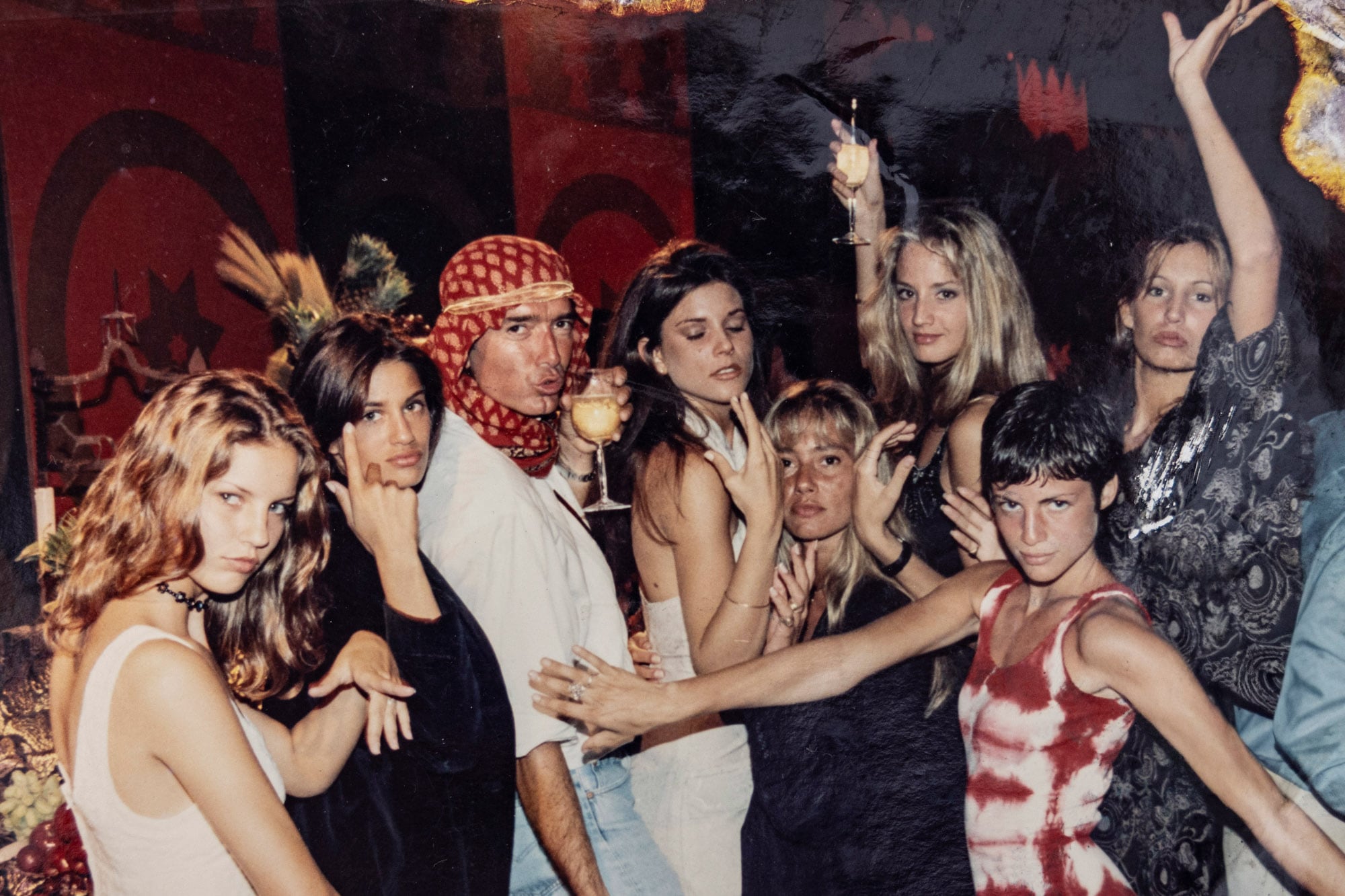 En Punta del Este, en una de las fiestas del millonario brasileño Gilberto Scarpa, estilo Mil y una noches. De izquierda a derecha, Moira Gough, Yamila Díaz Rahi, Liza Marchisio, la booker Verónica Soldato (la mujer de Horacio Cabak), Roxana Zarecki, Daniela Urzi y Dolores Barreiro