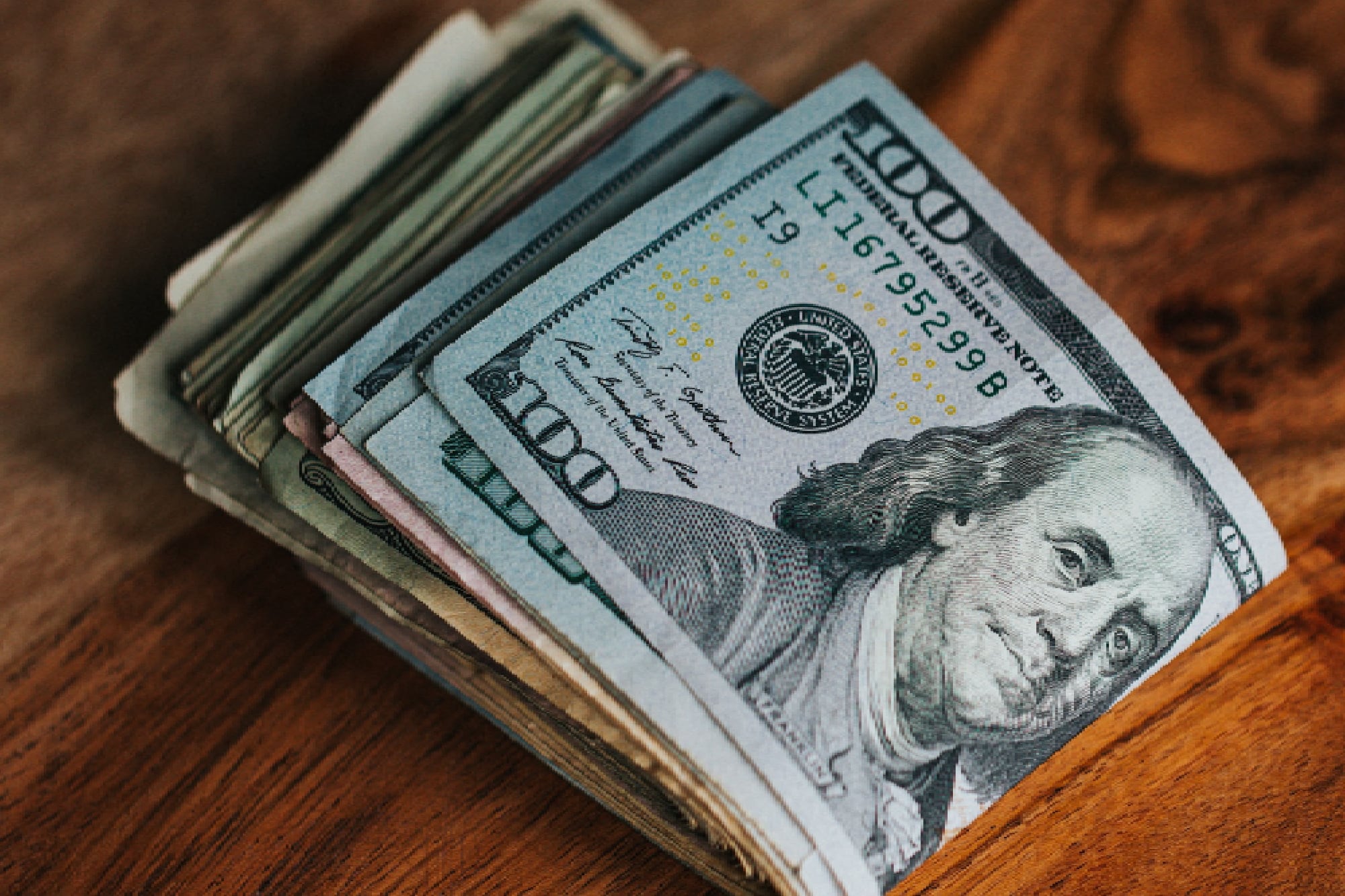 Estados Unidos tiene una ley del salario mínimo que rige a los estados que no cuentan con una ley local sobre sueldos