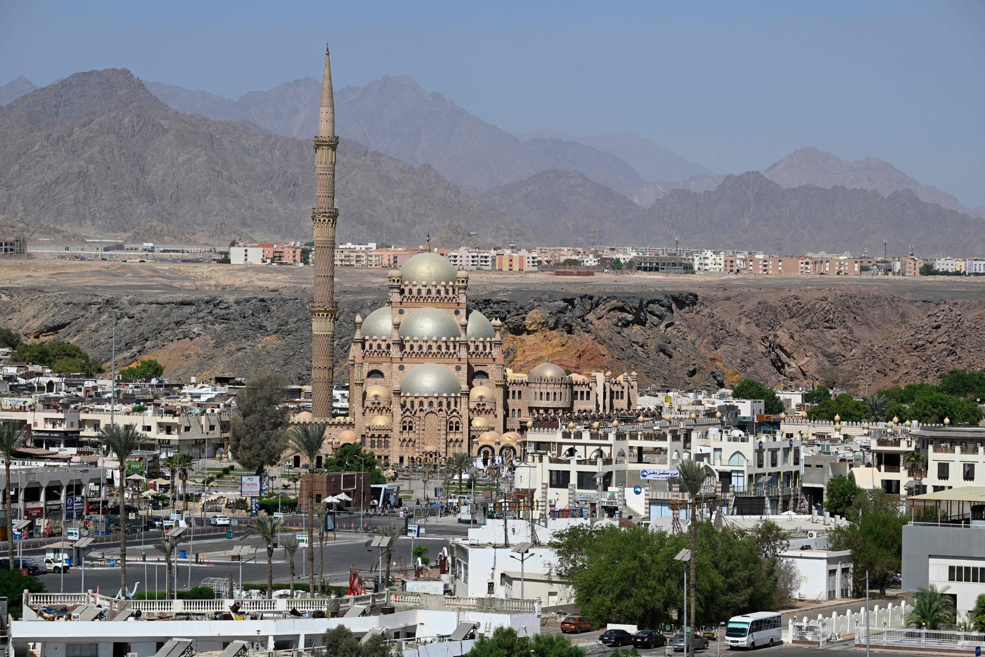 La mezquita Al-Sahaba, en el centro de Sharm el-Sheij, aparece fotografiada con las montañas del Sinaí al fondo, en pleno centro turístico de Sharm el-Sheij, a orillas del Mar Rojo, en el extremo sur de la península egipcia del Sinaí, el 9 de octubre de 2025