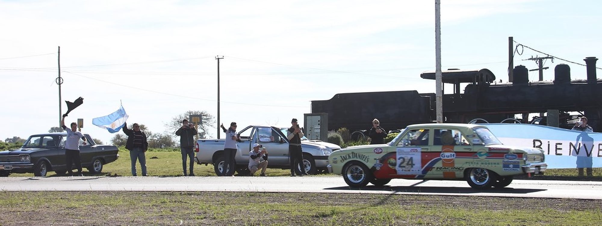 La pasión del público a la vera de la ruta ante el paso de un modelo que despertó fanatismos en el automovilismo nacional: el Ford Falcon; este ejemplar de 1966 transporta a Ariel Sampietro y Federico Baibachan.