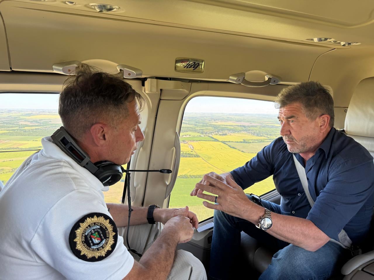 El jefe de la Policía de Entre Ríos, comisario general Claudio González, y el ministro de Seguridad y Justicia, Néstor Roncaglia, vuelan hacia el lugar del hallazgo del cadáver