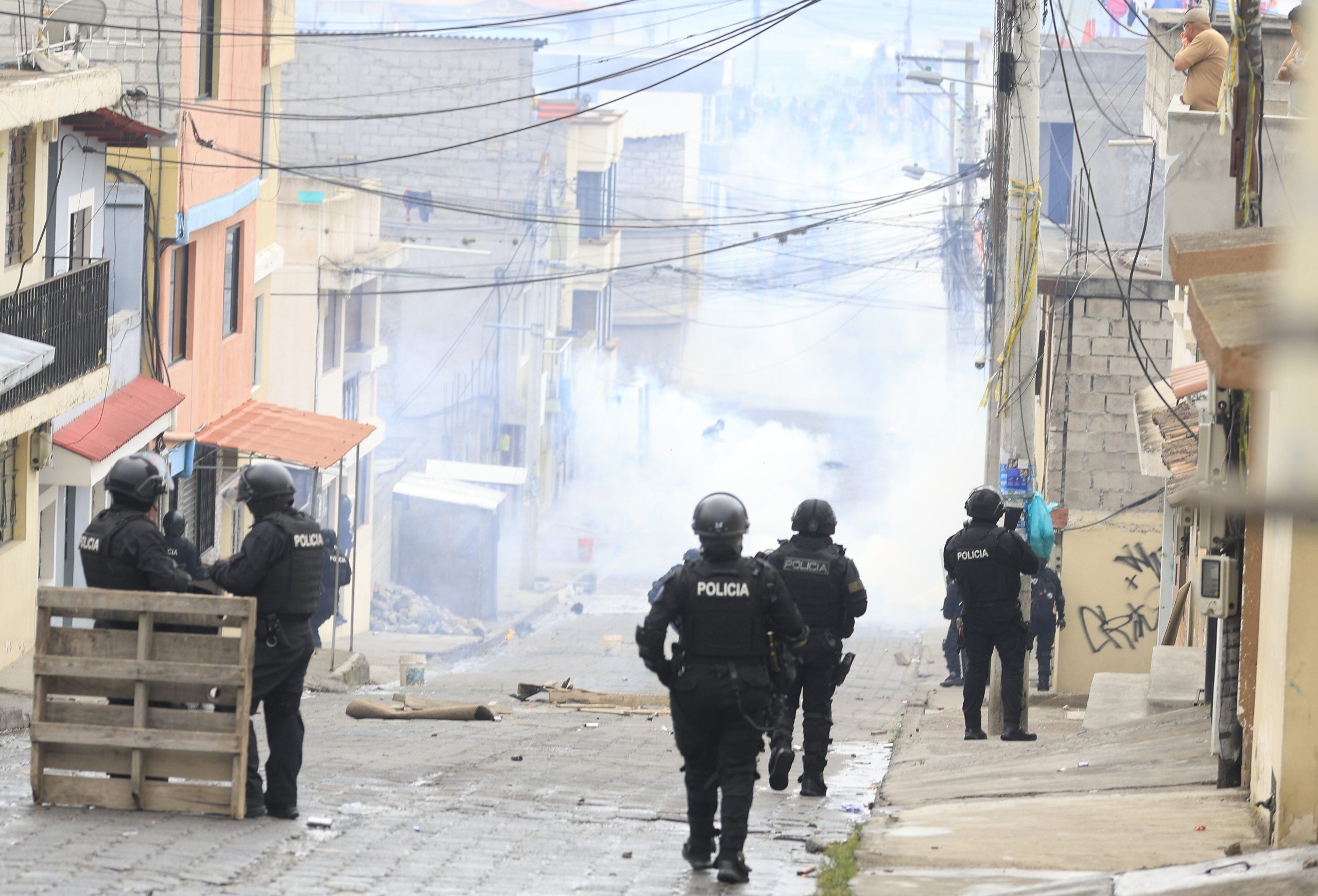 Fuerzas de seguridad enfrentan a los manifestantes en San Miguel del Común, en las afueras de Quito